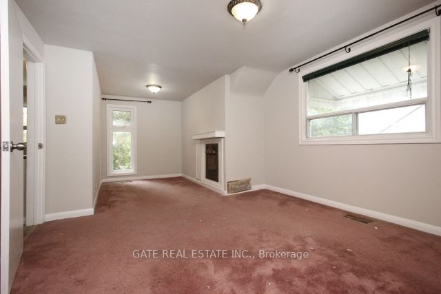 6 Lindal Ave