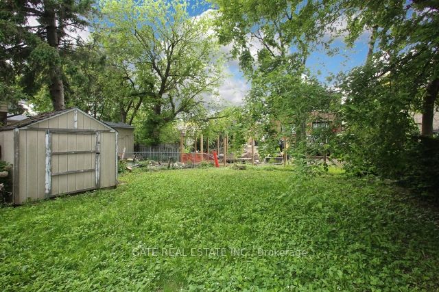 6 Lindal Ave