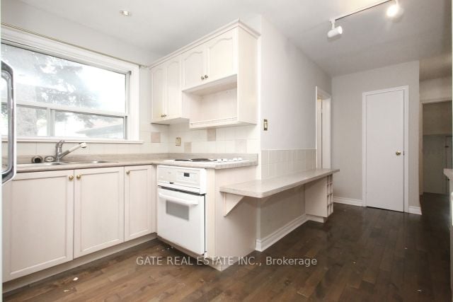 6 Lindal Ave