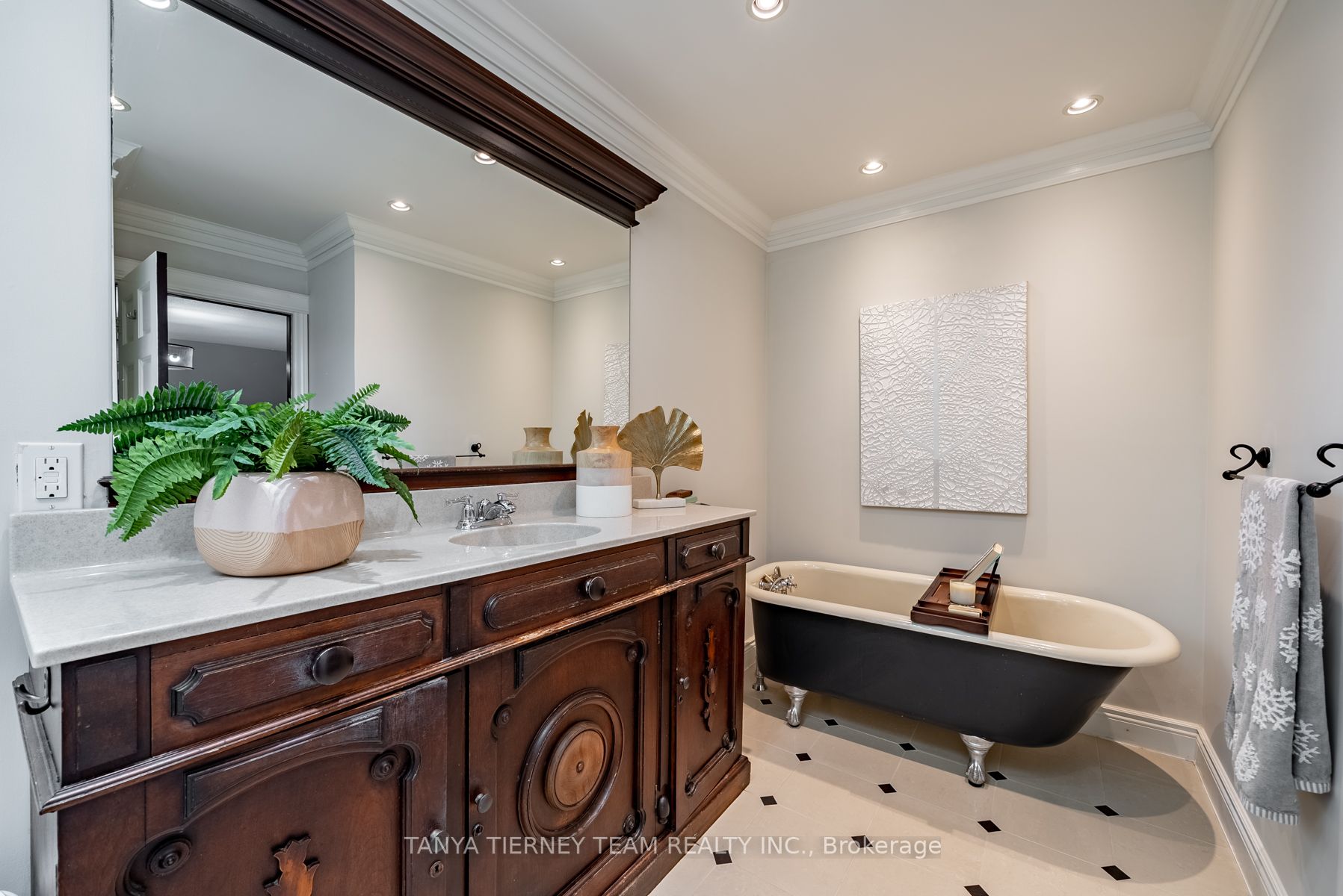 93 Raglan Rd W