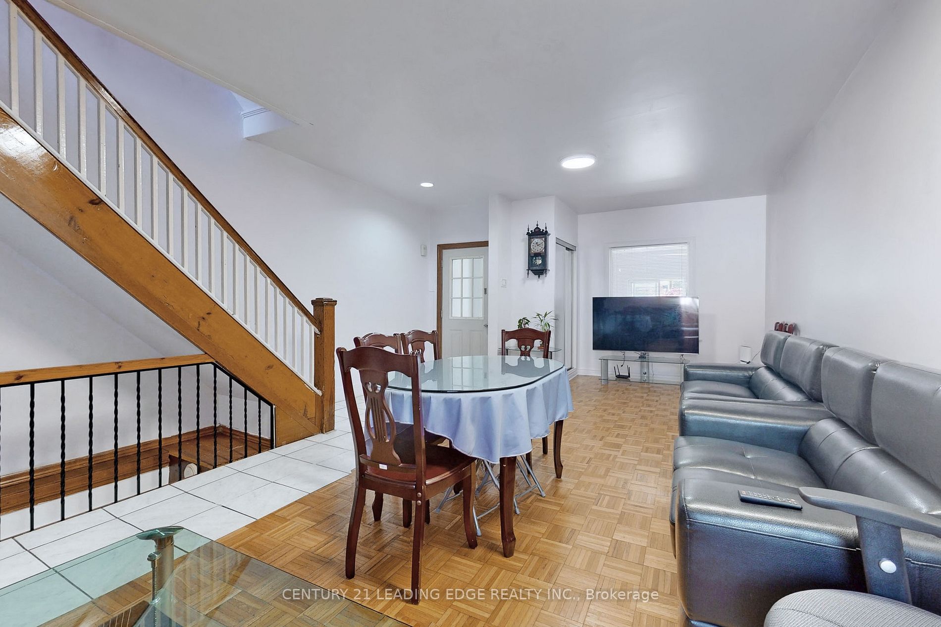 330 Leslie St