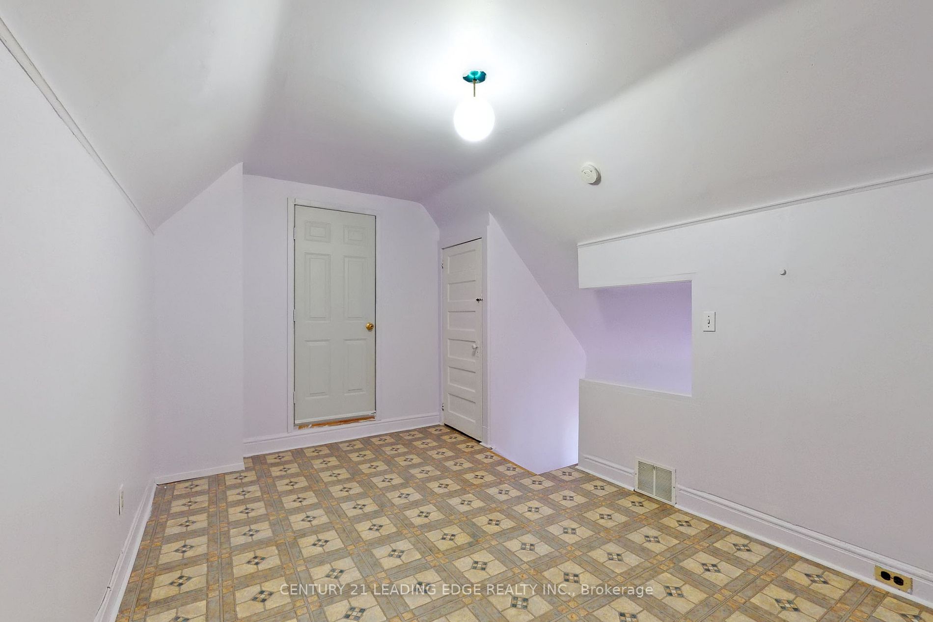 330 Leslie St