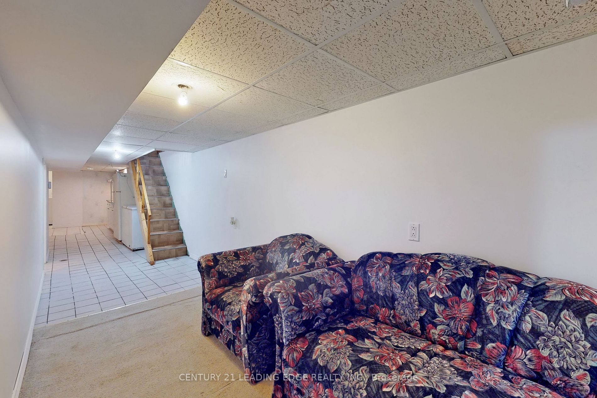 330 Leslie St