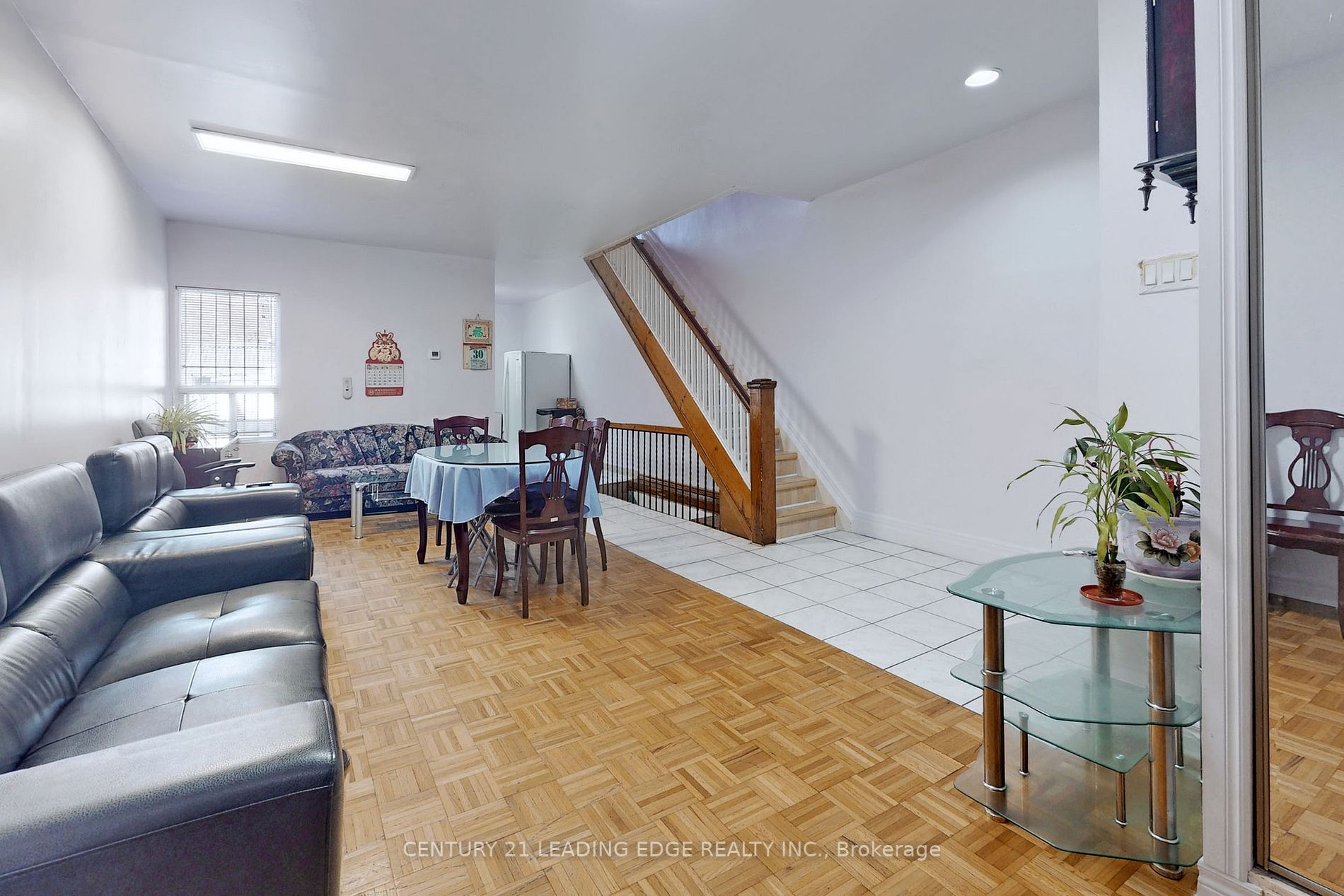 330 Leslie St