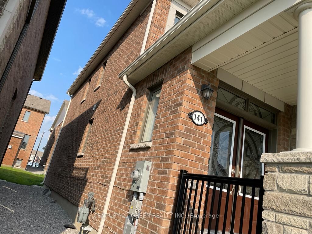 141 Barkerville Dr E