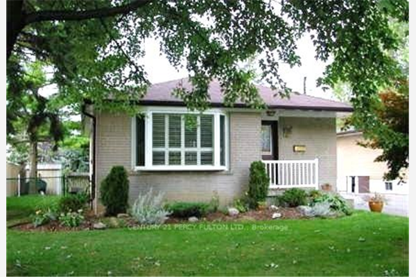 1028 Centre St N, Whitby