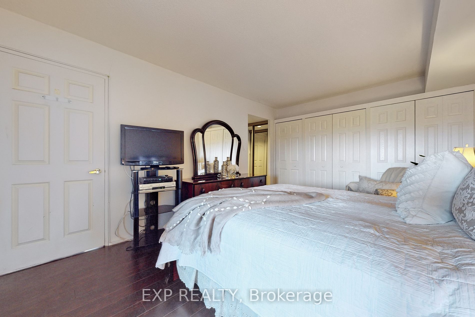 3233 Eglinton Ave E, #805