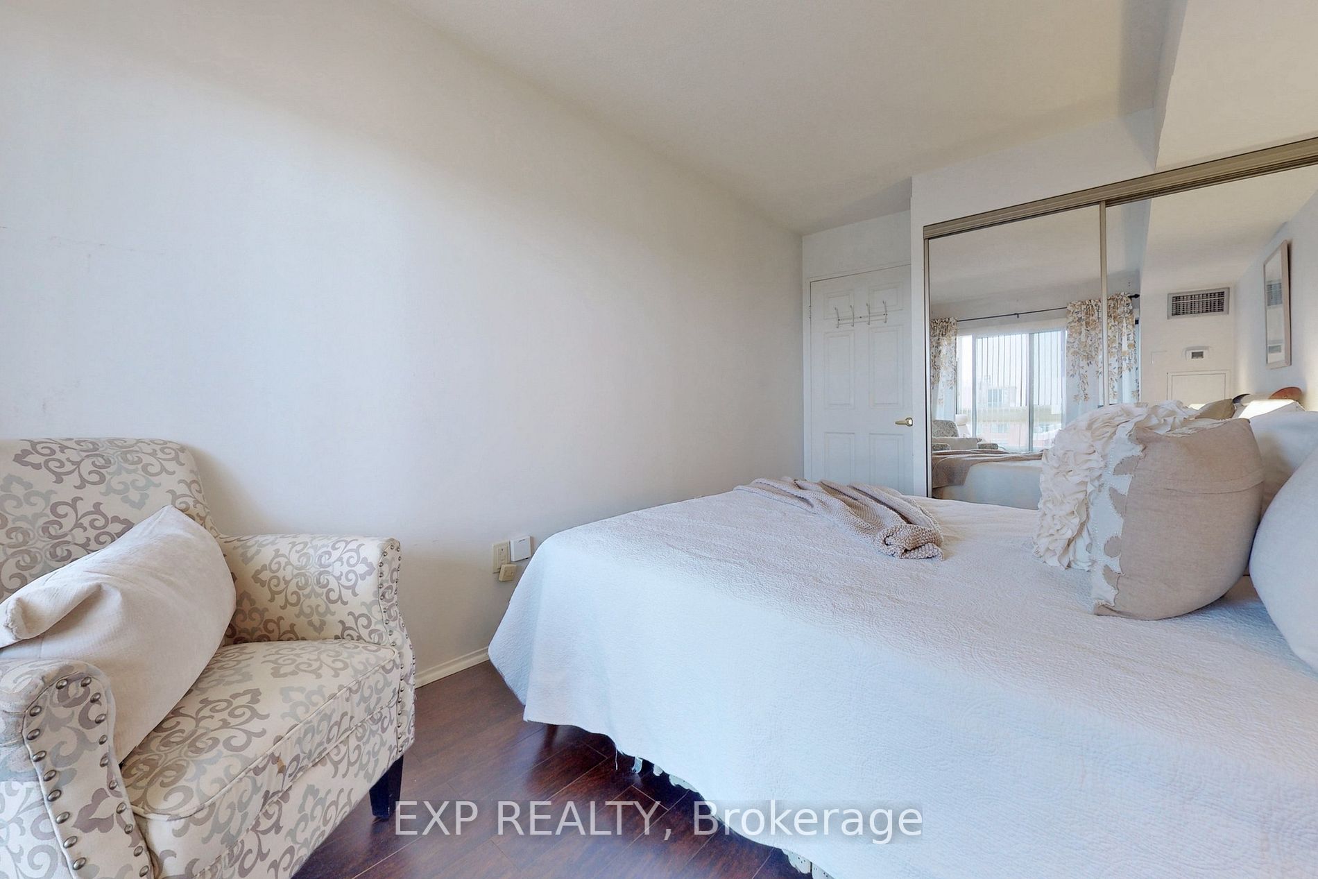 3233 Eglinton Ave E, #805