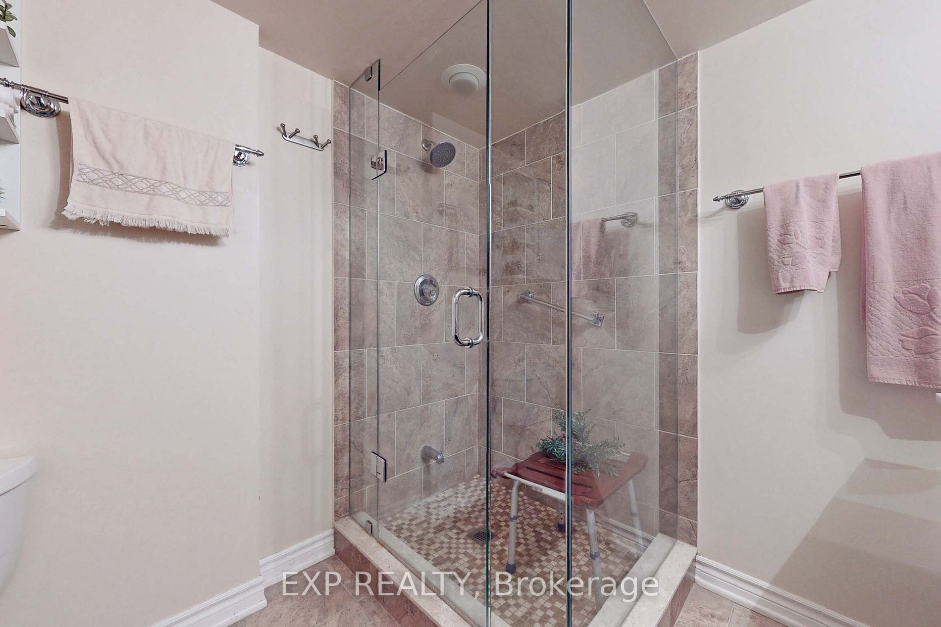 3233 Eglinton Ave E, #805