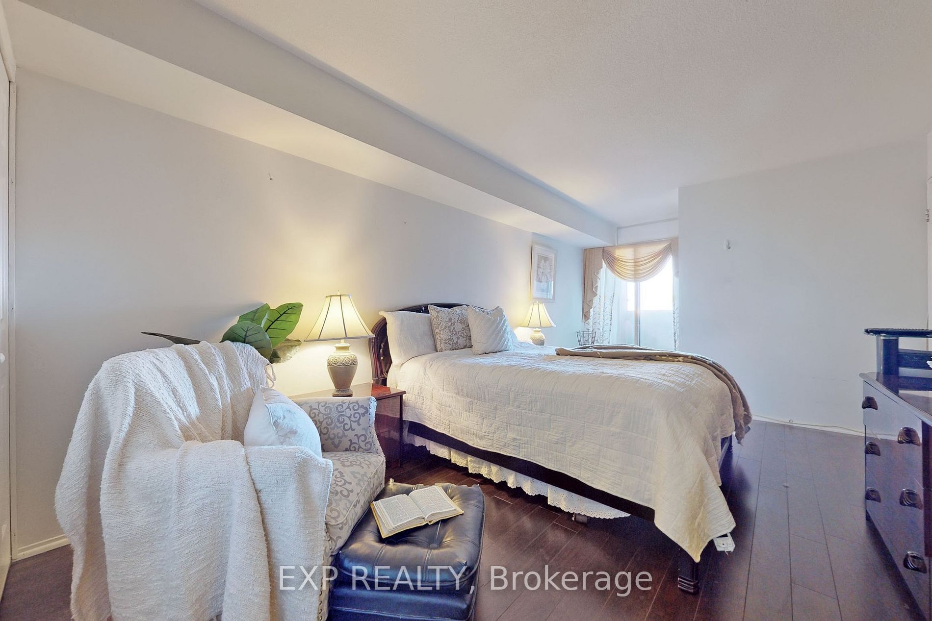 3233 Eglinton Ave E, #805