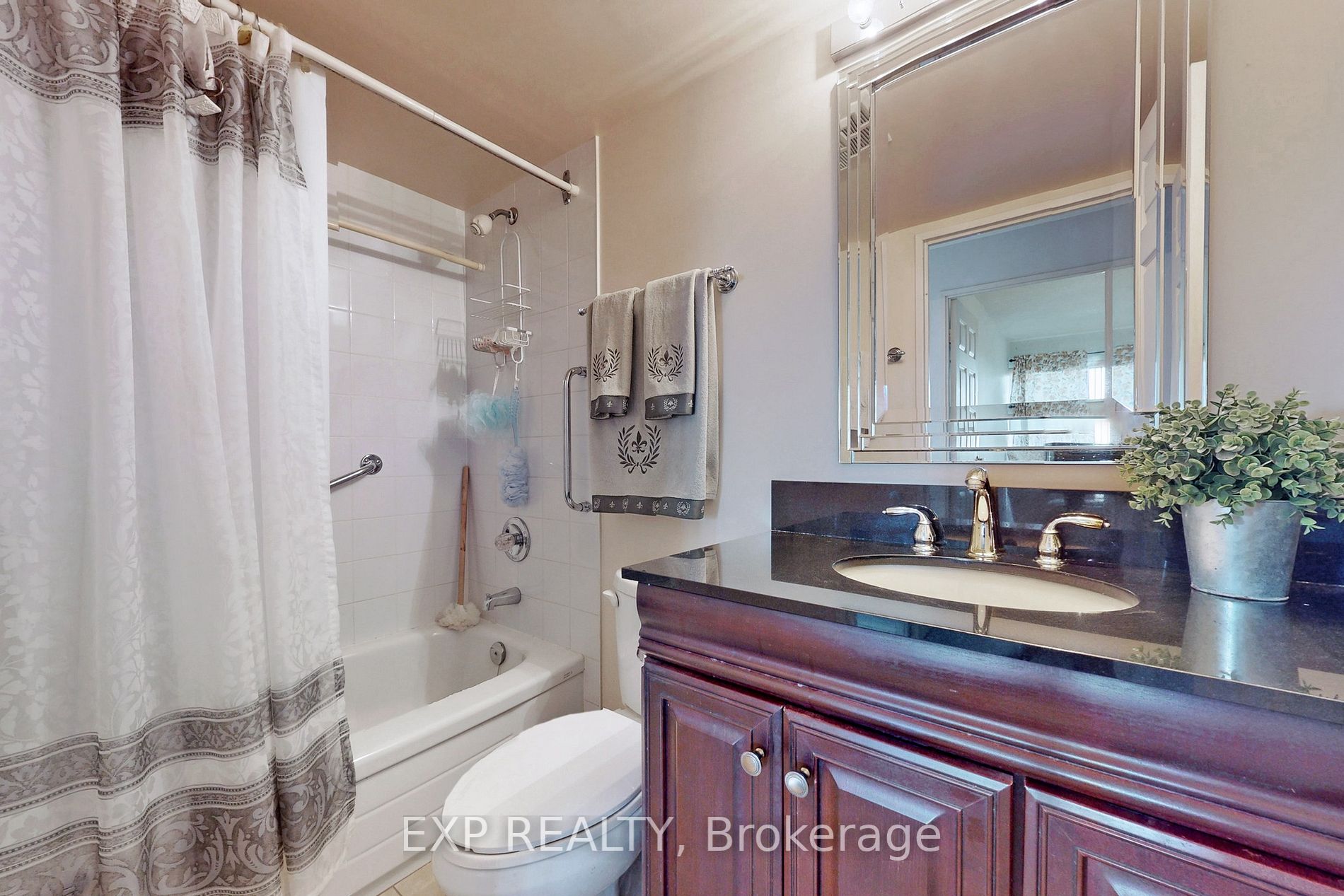 3233 Eglinton Ave E, #805