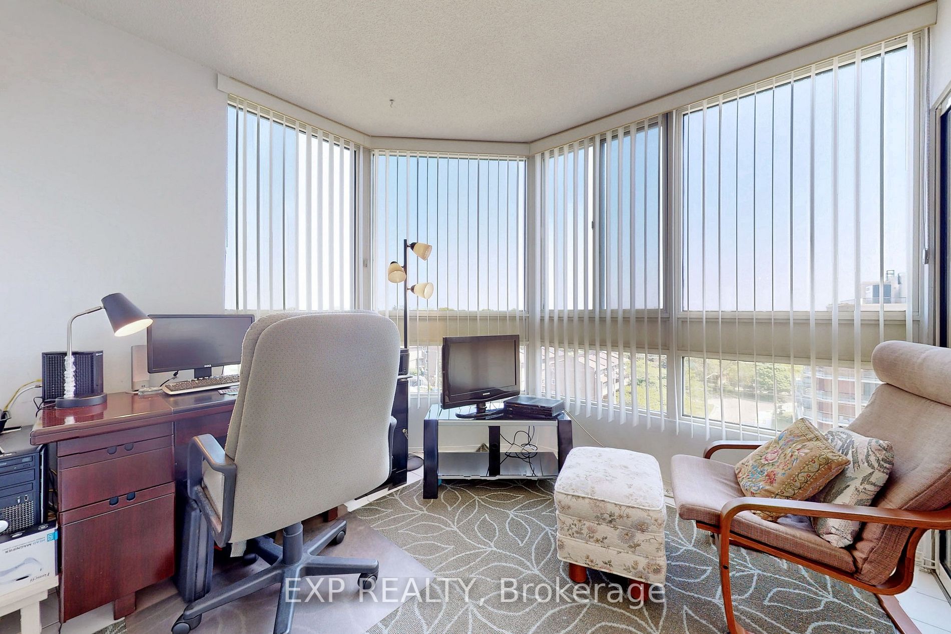 3233 Eglinton Ave E, #805