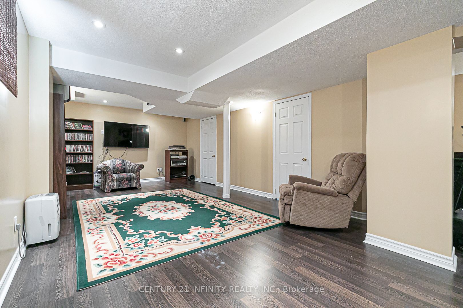 146 Thicket Cres