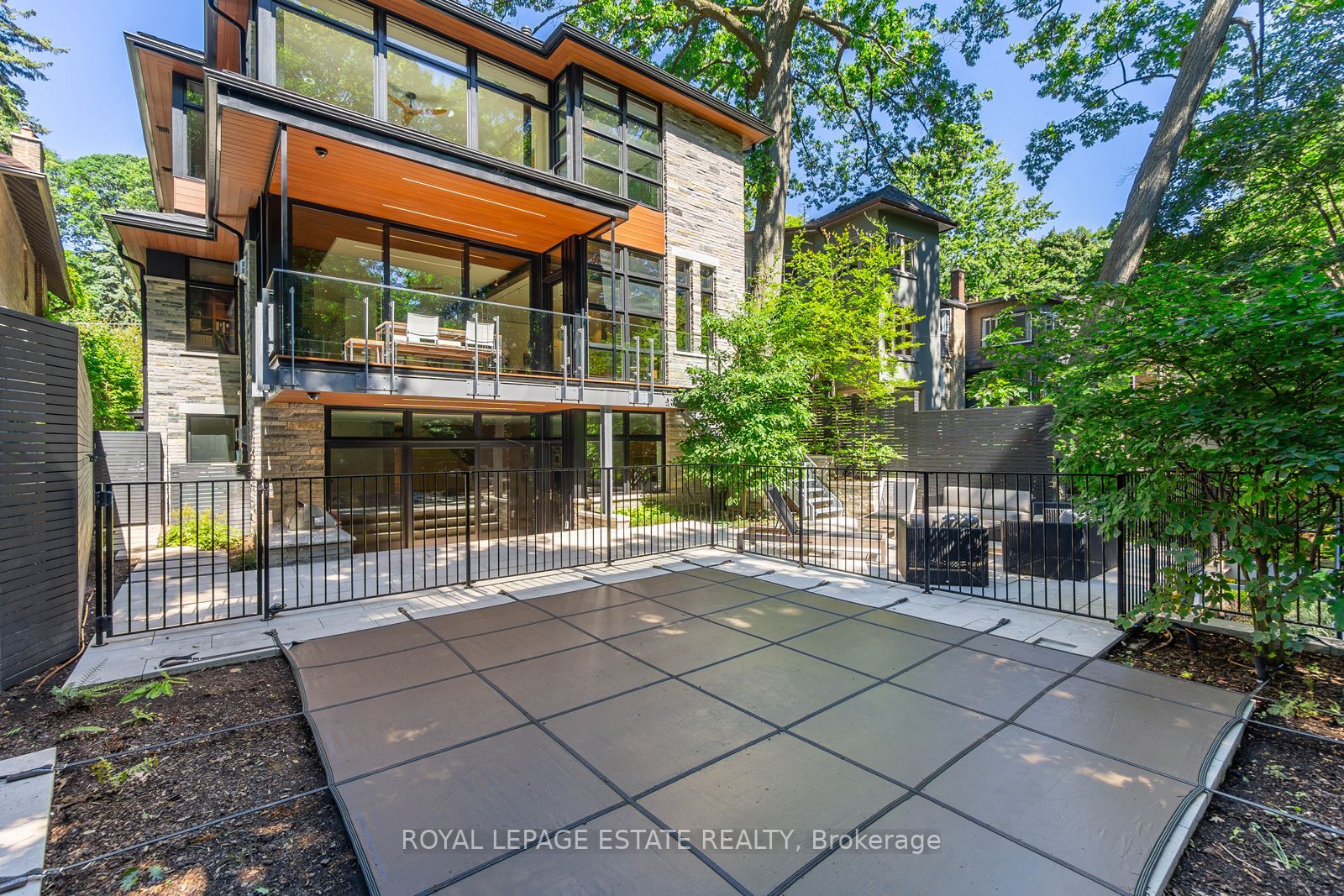 11 Pine Cres