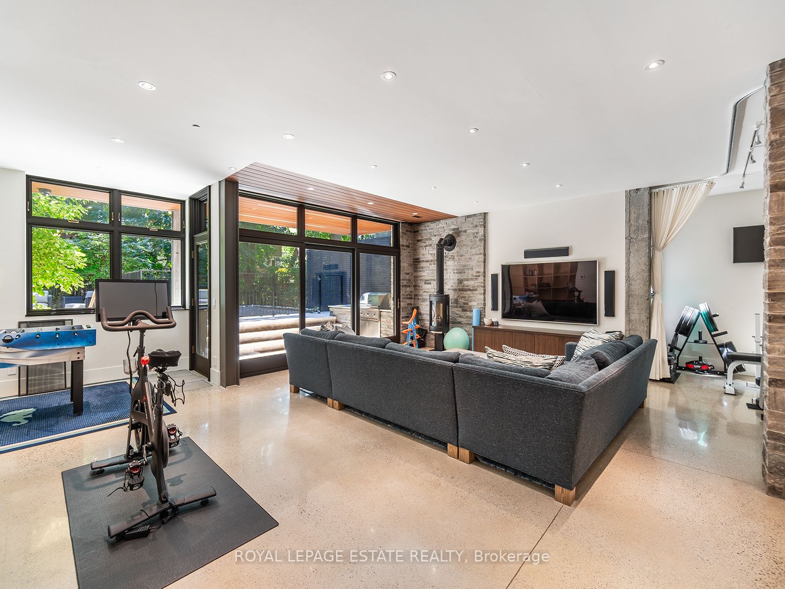 11 Pine Cres