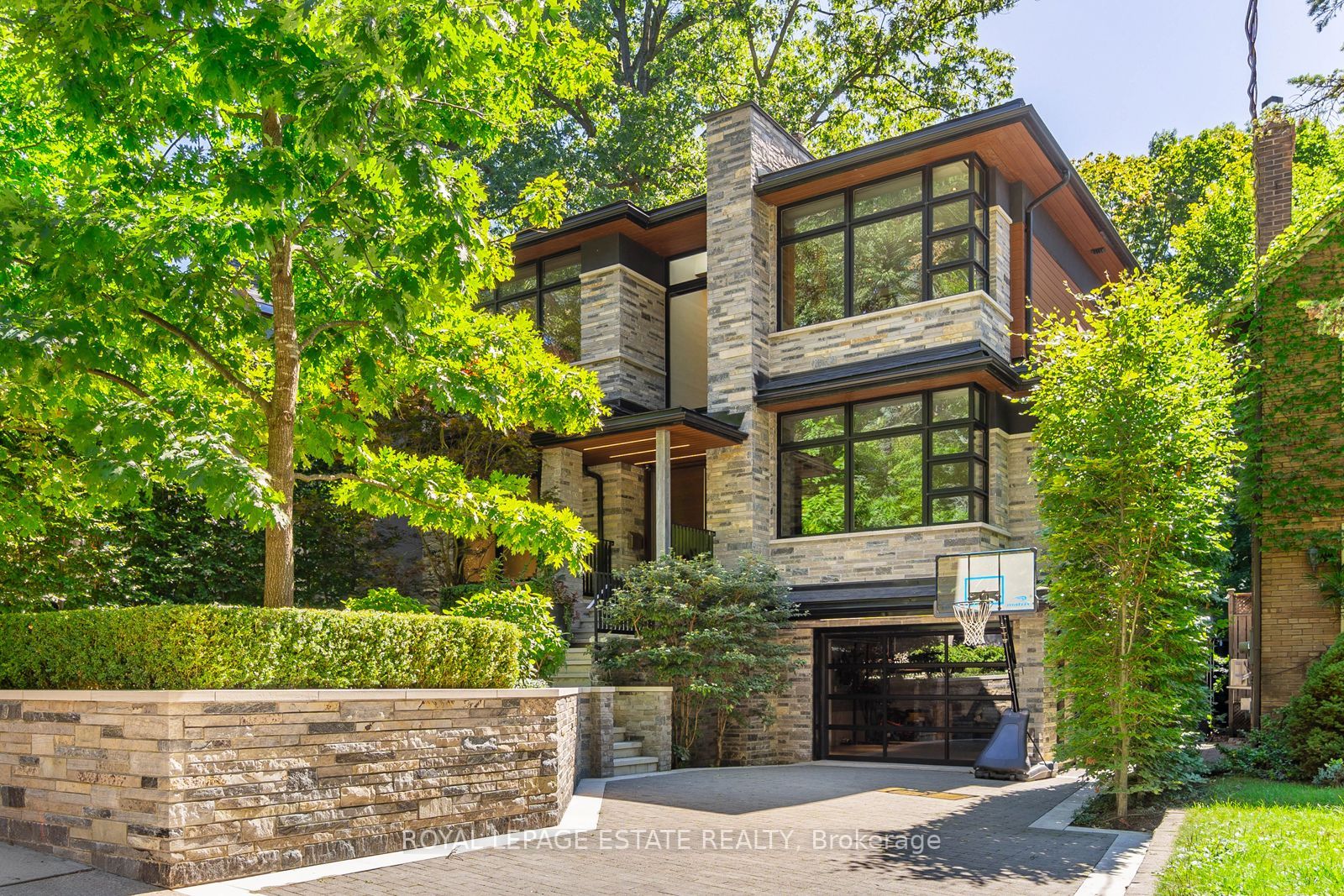 11 Pine Cres