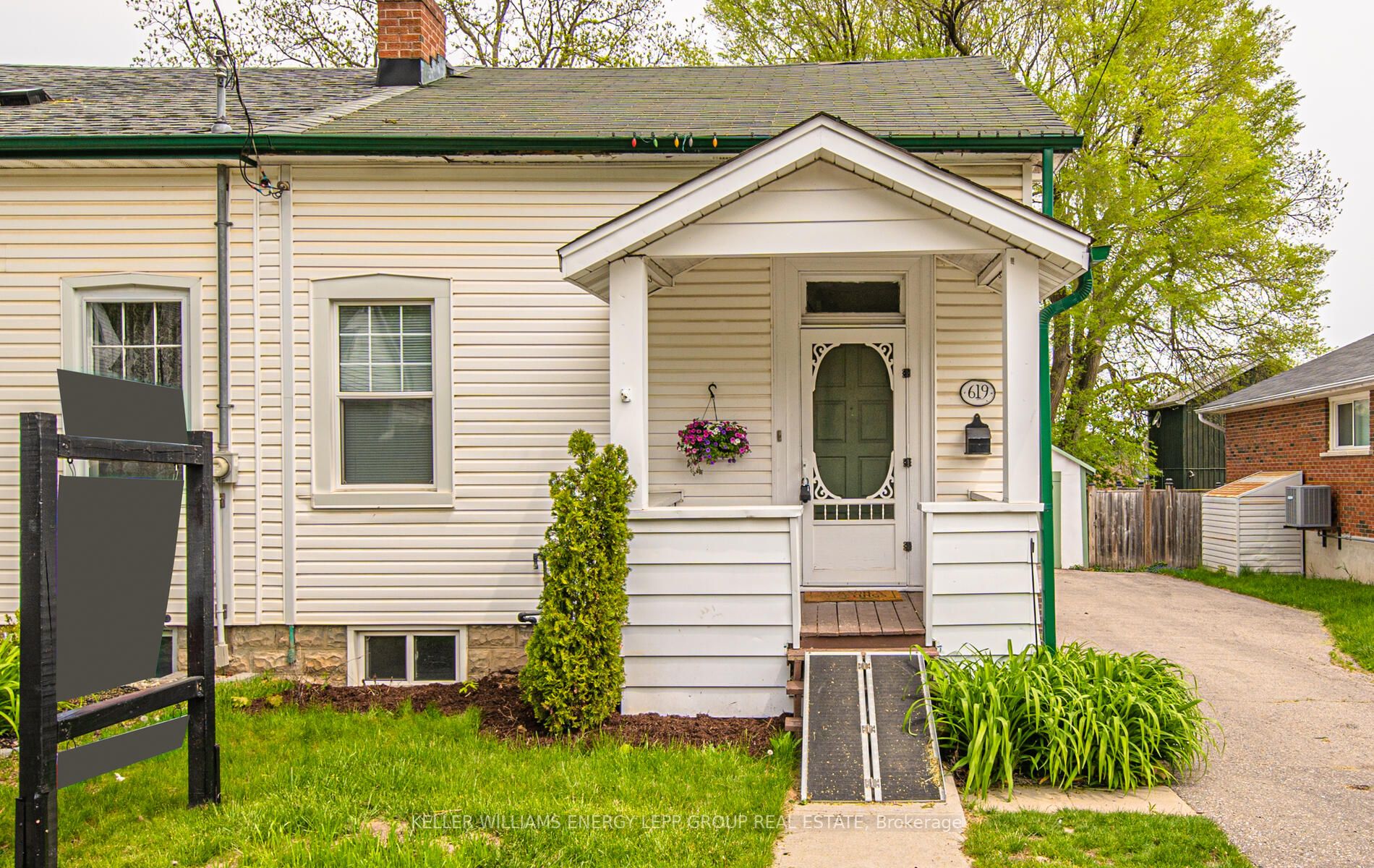 619 Byron St S