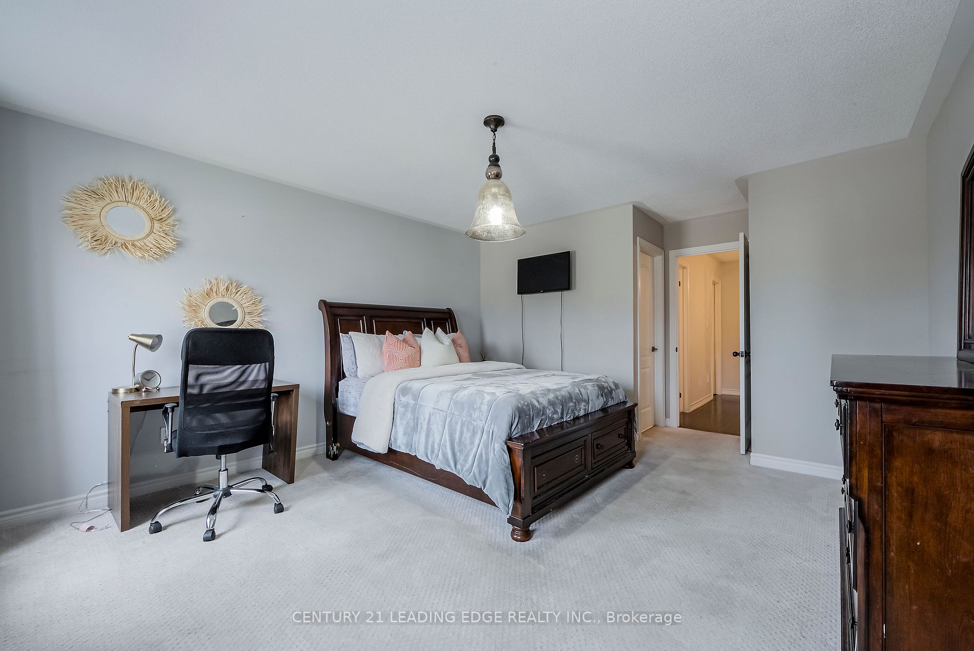 6 North Glen Blvd