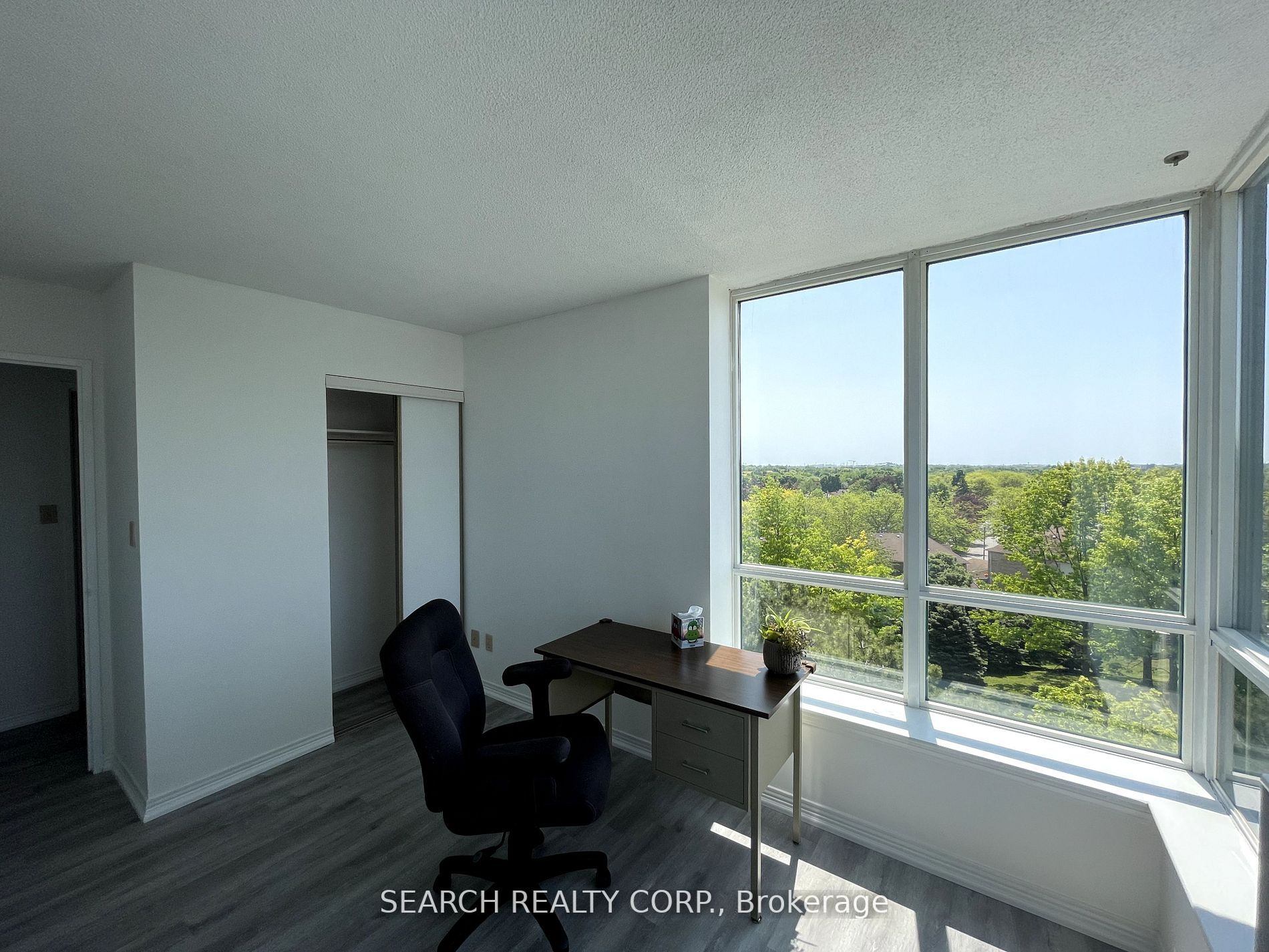 711 Rossland Rd E, #505
