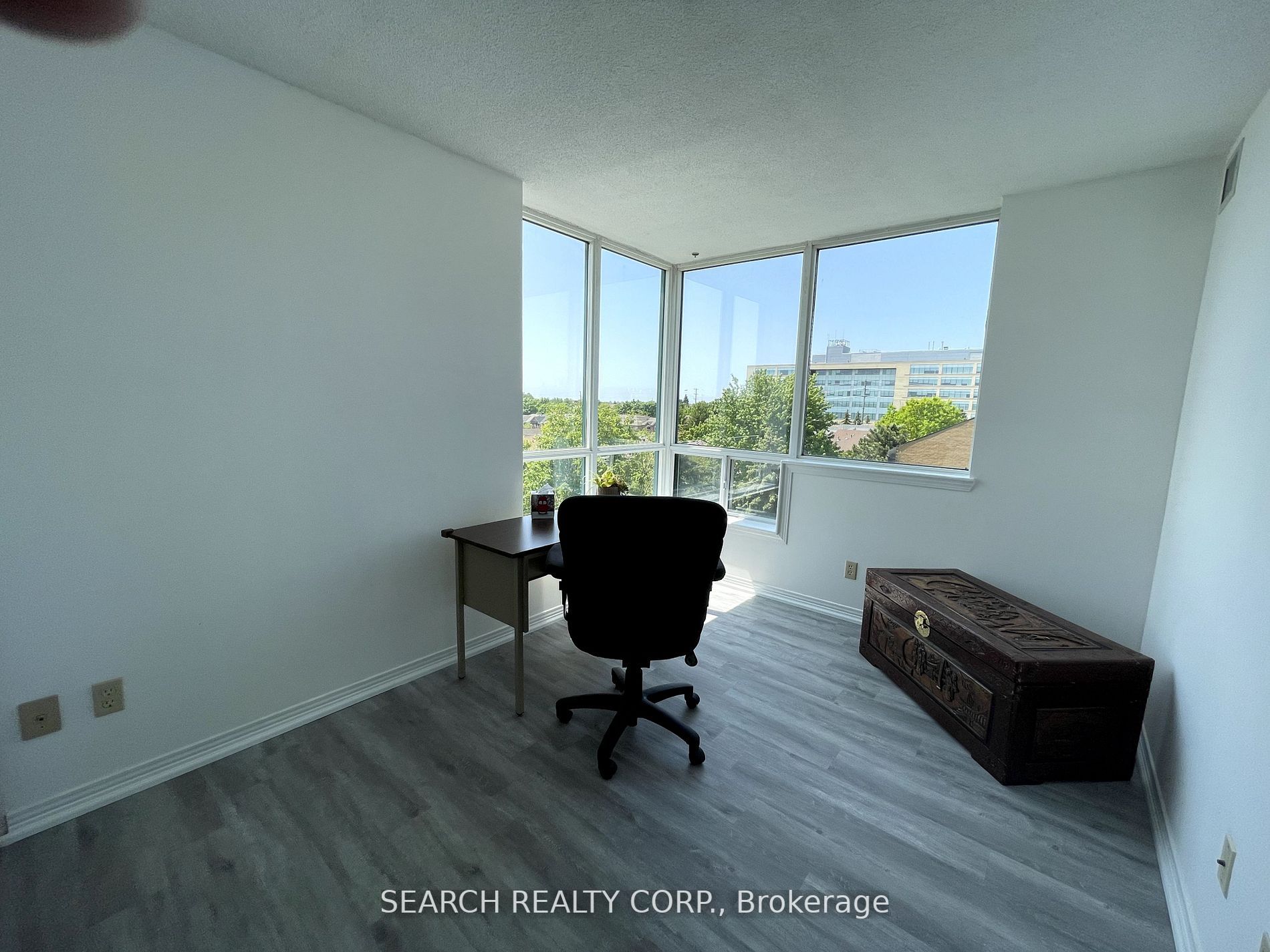 711 Rossland Rd E, #505