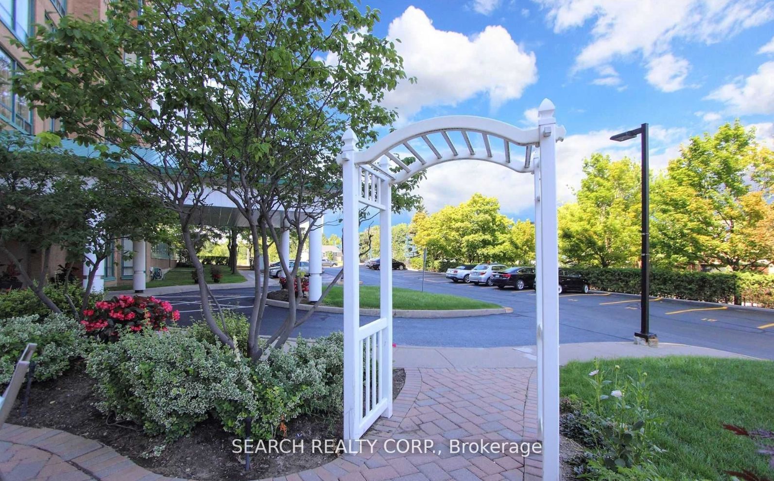 711 Rossland Rd E, #505