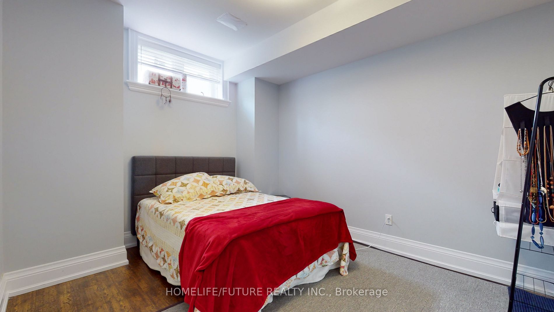 98 Squires Ave
