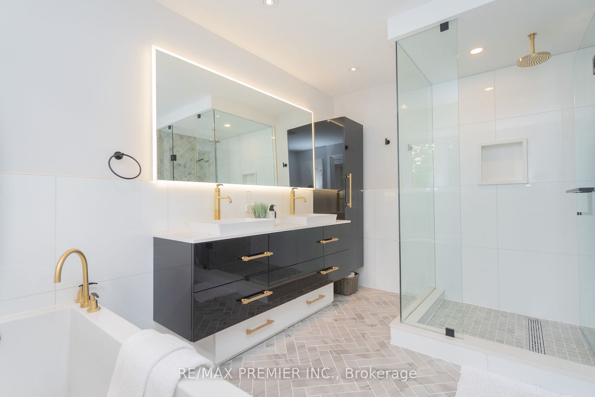 85 Adanac Dr