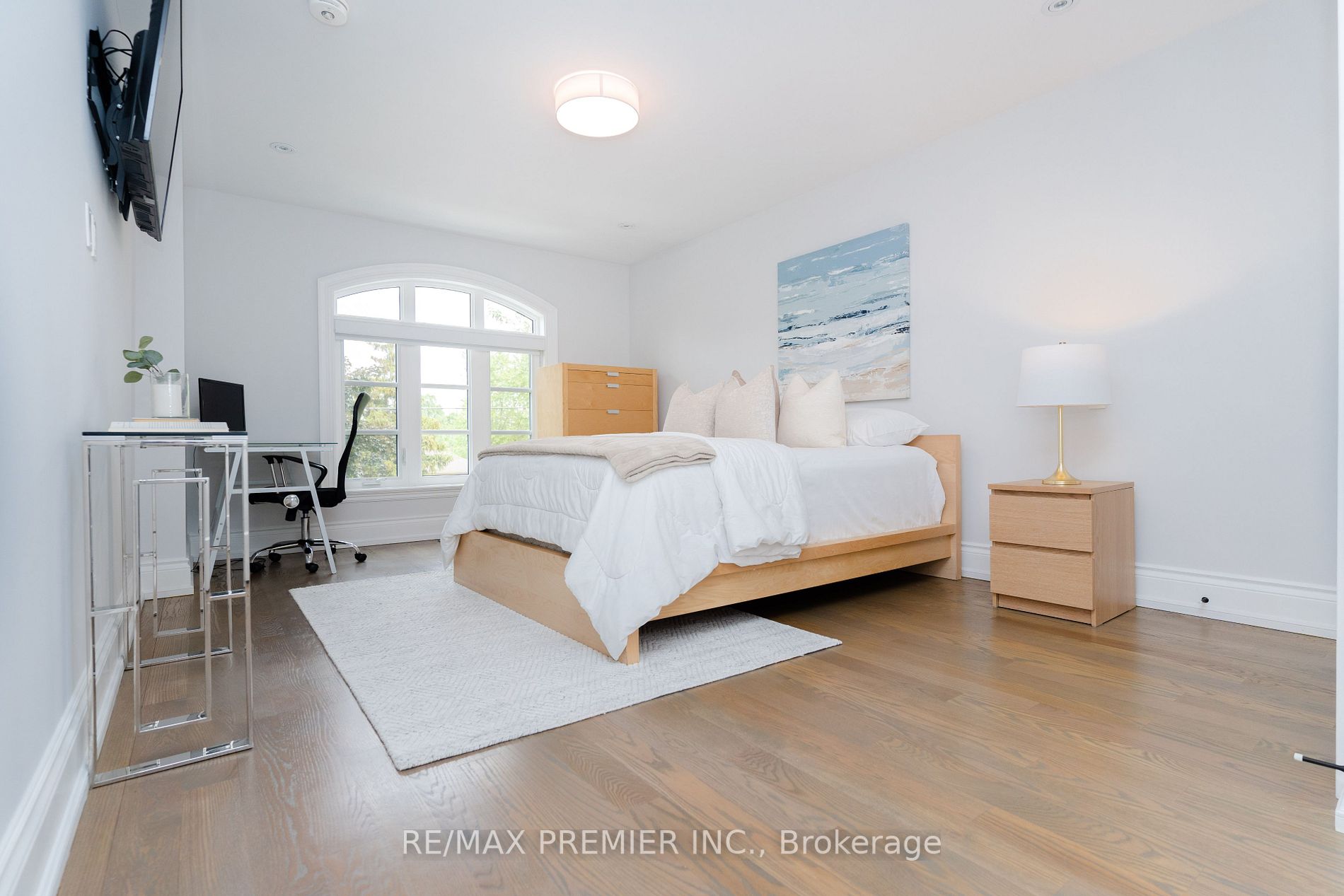 85 Adanac Dr