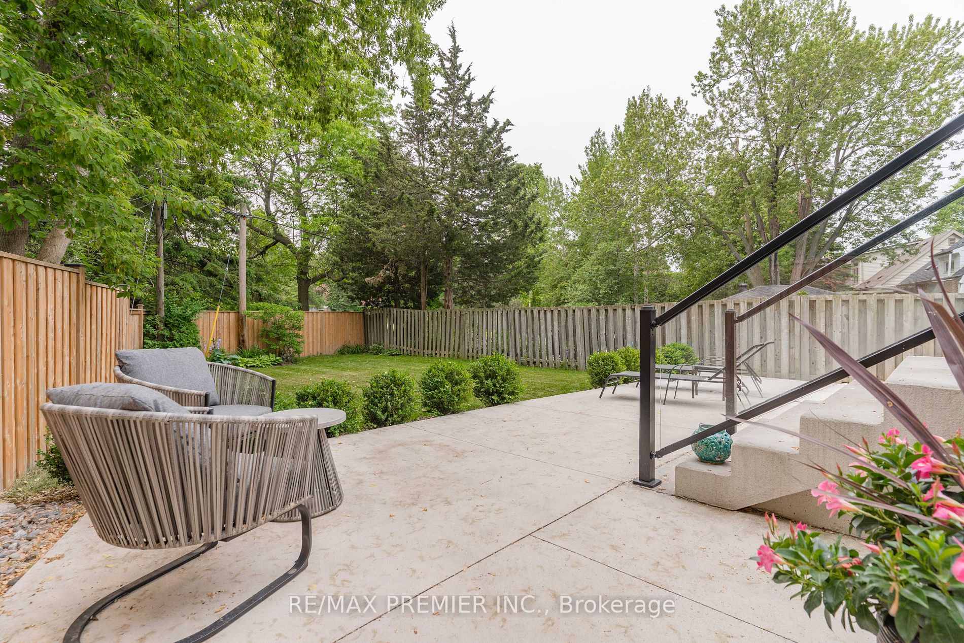 85 Adanac Dr