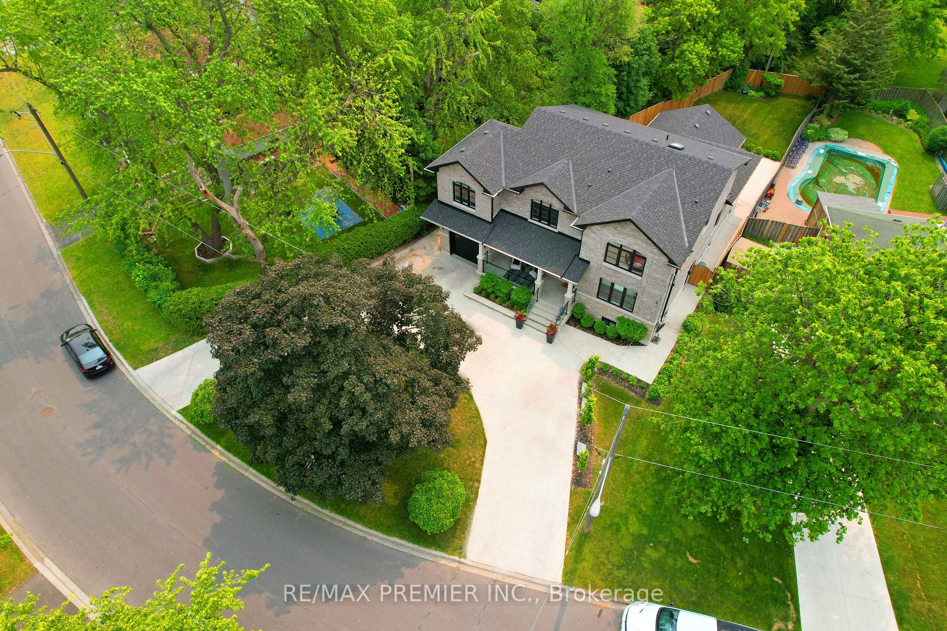 85 Adanac Dr
