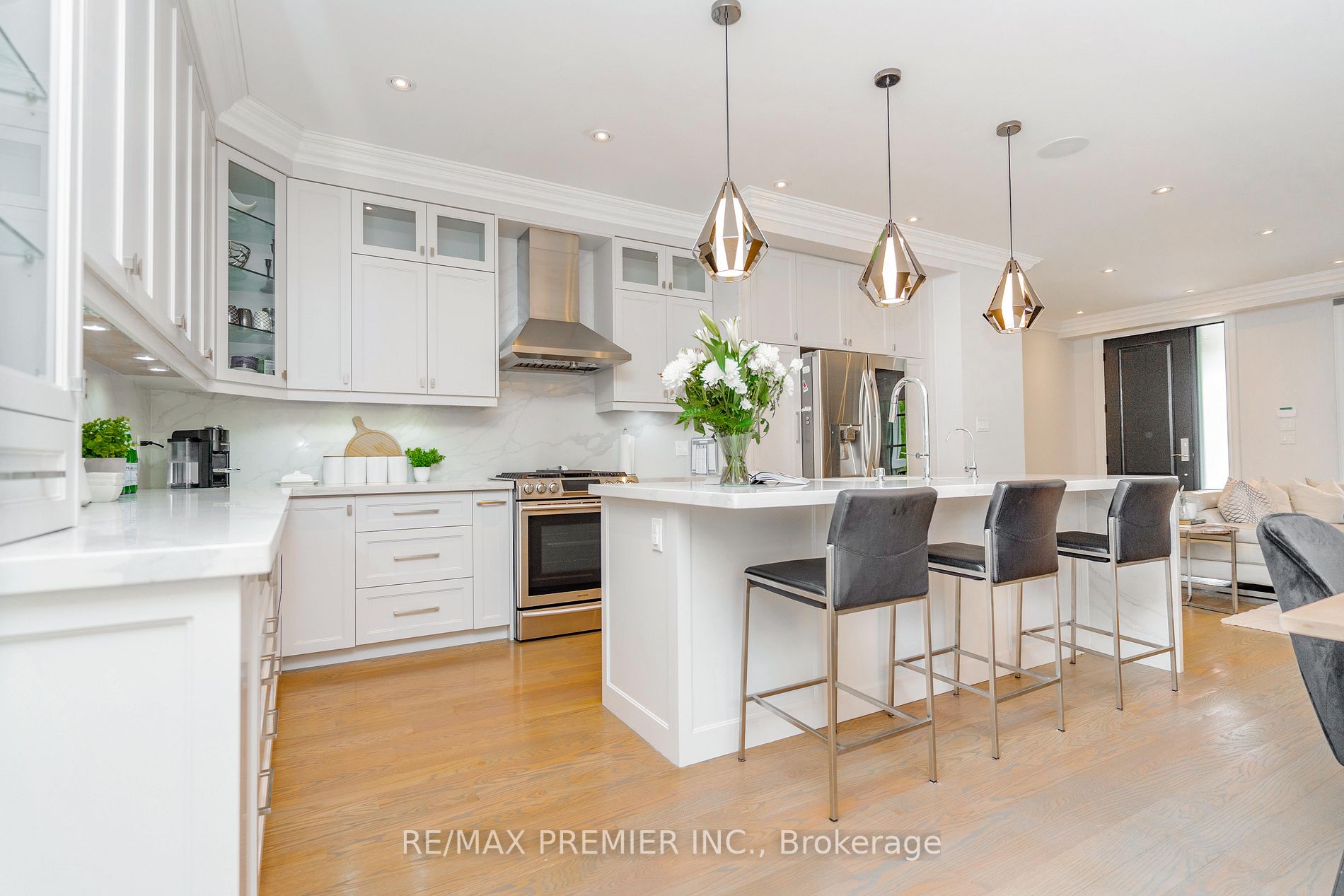 85 Adanac Dr