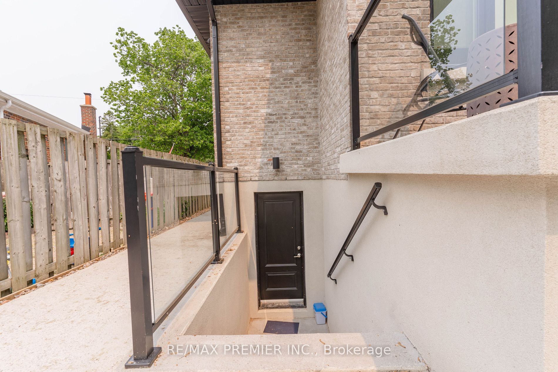 85 Adanac Dr