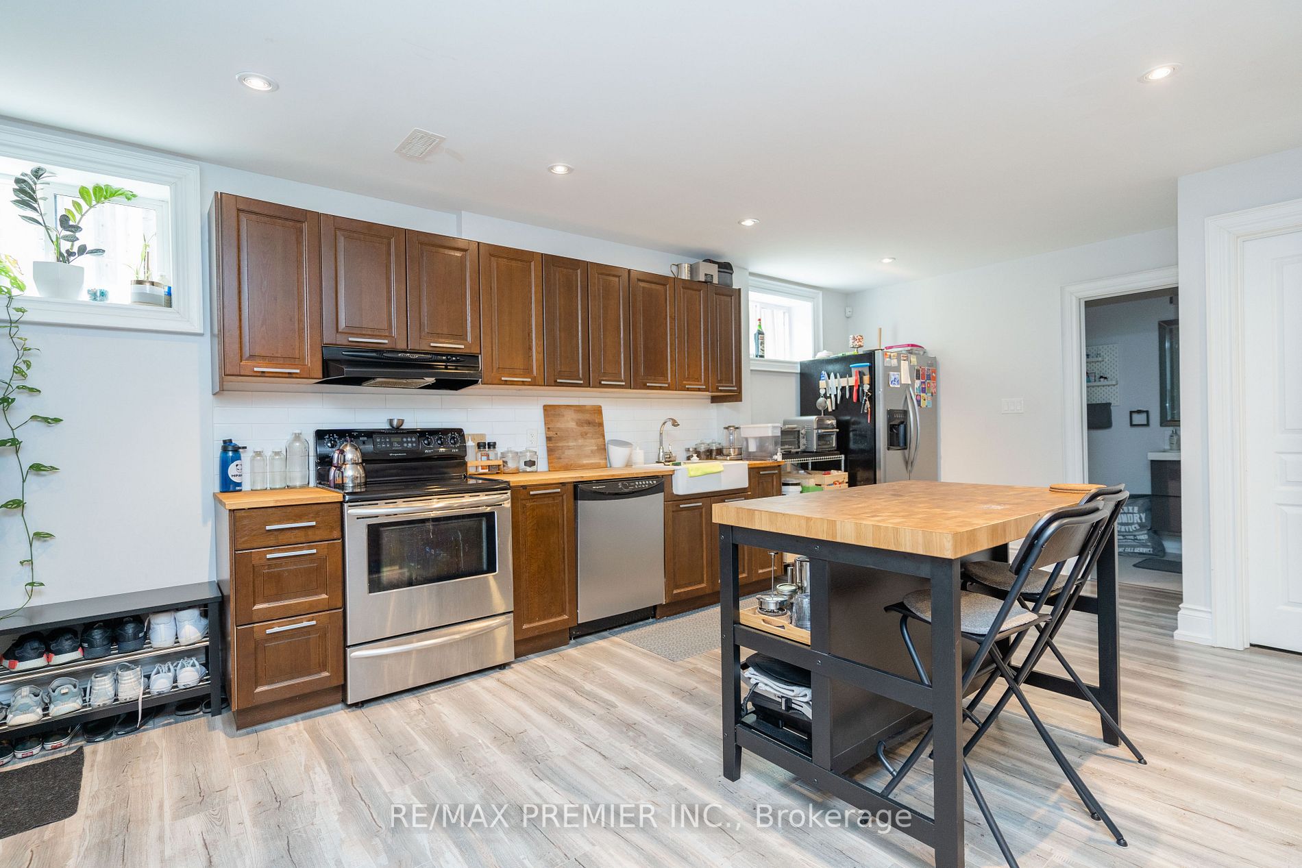 85 Adanac Dr