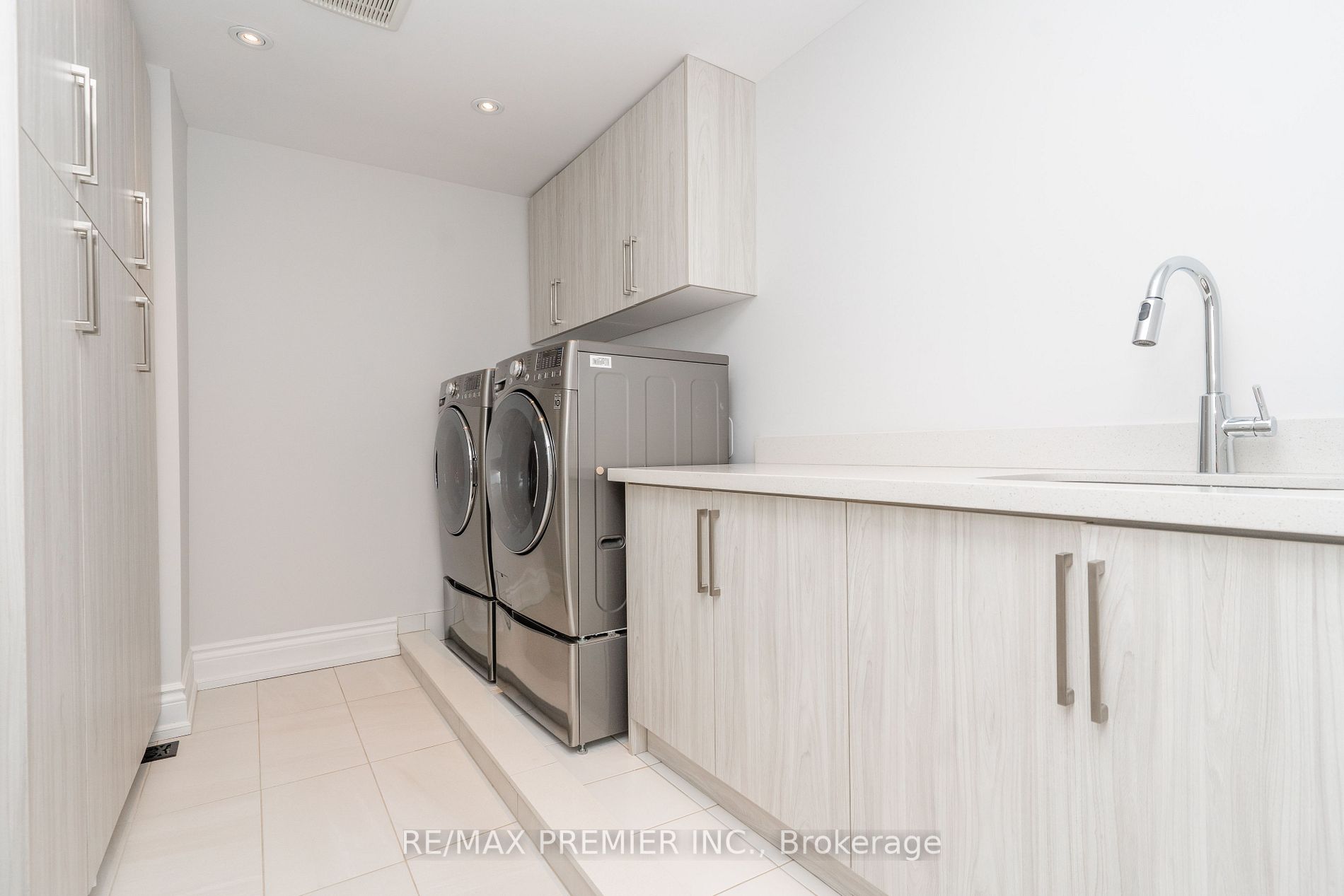 85 Adanac Dr