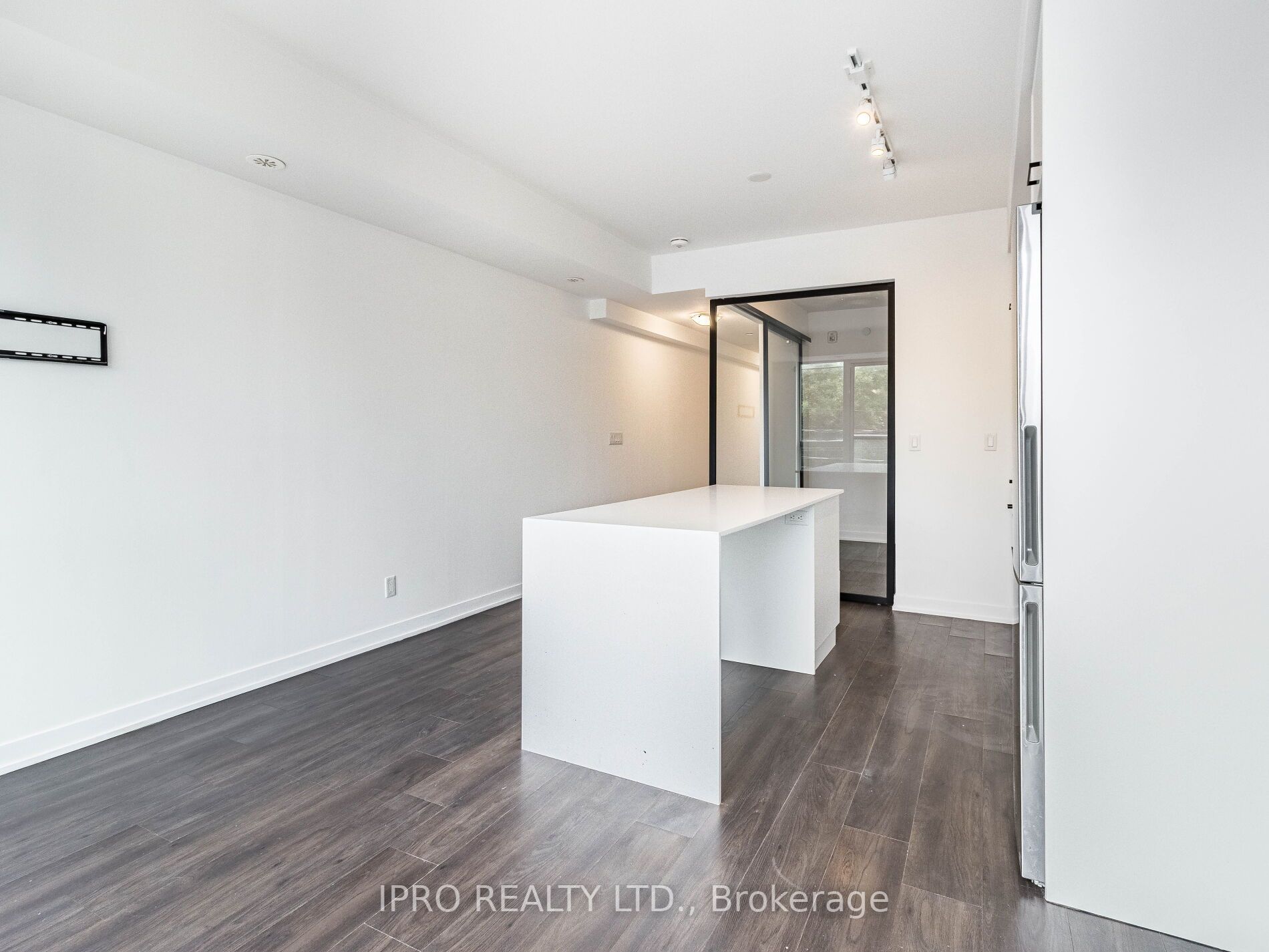 899 Queen St E, #207