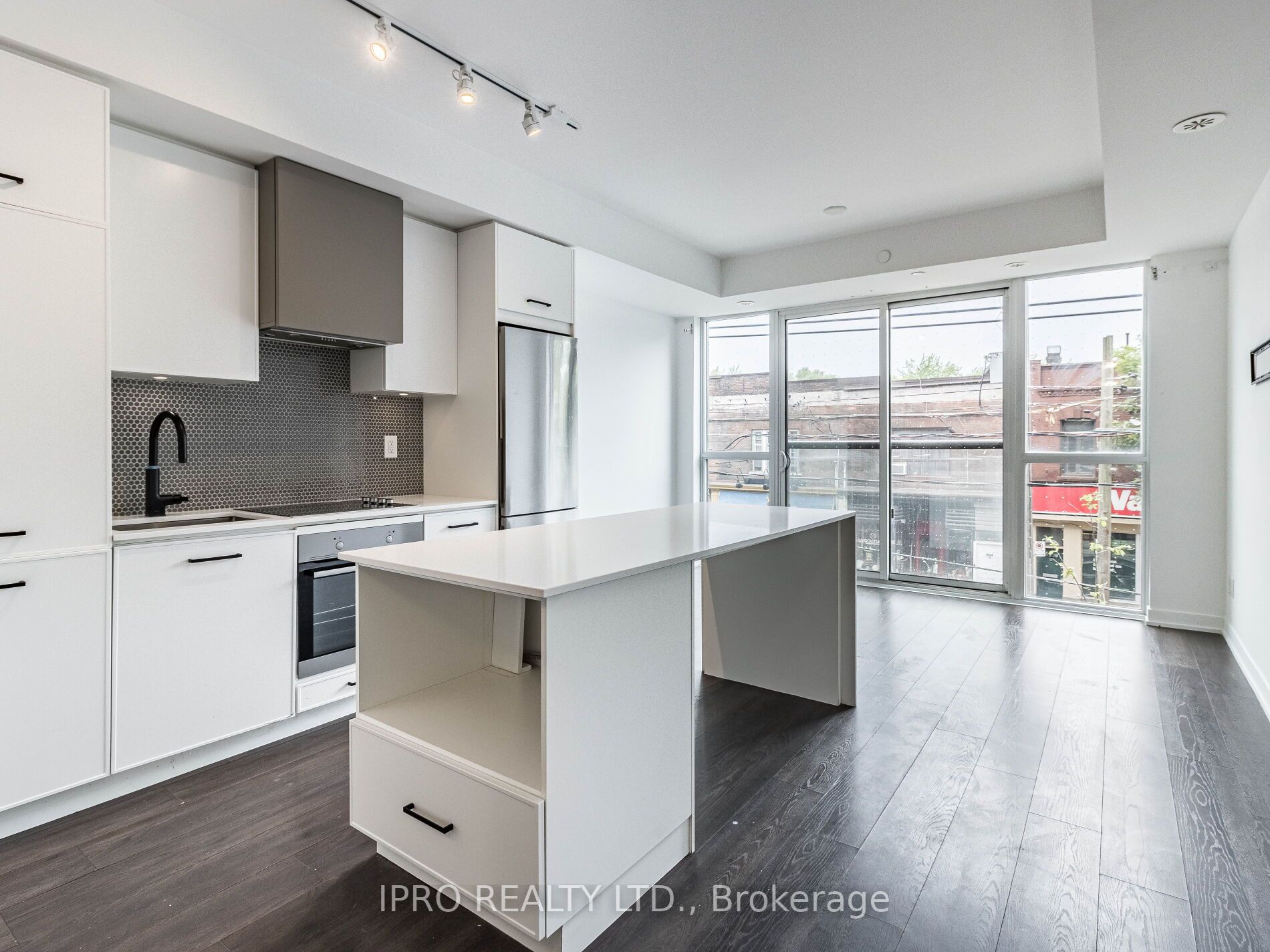 899 Queen St E, #207