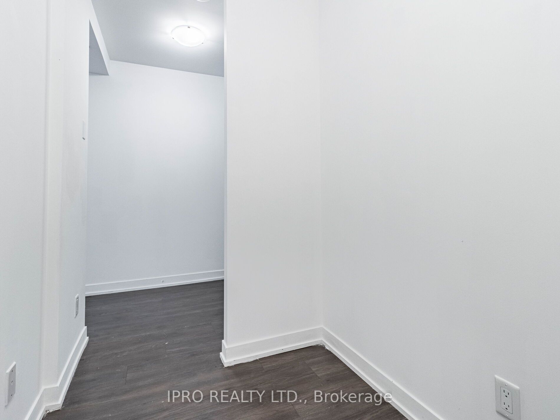 899 Queen St E, #207