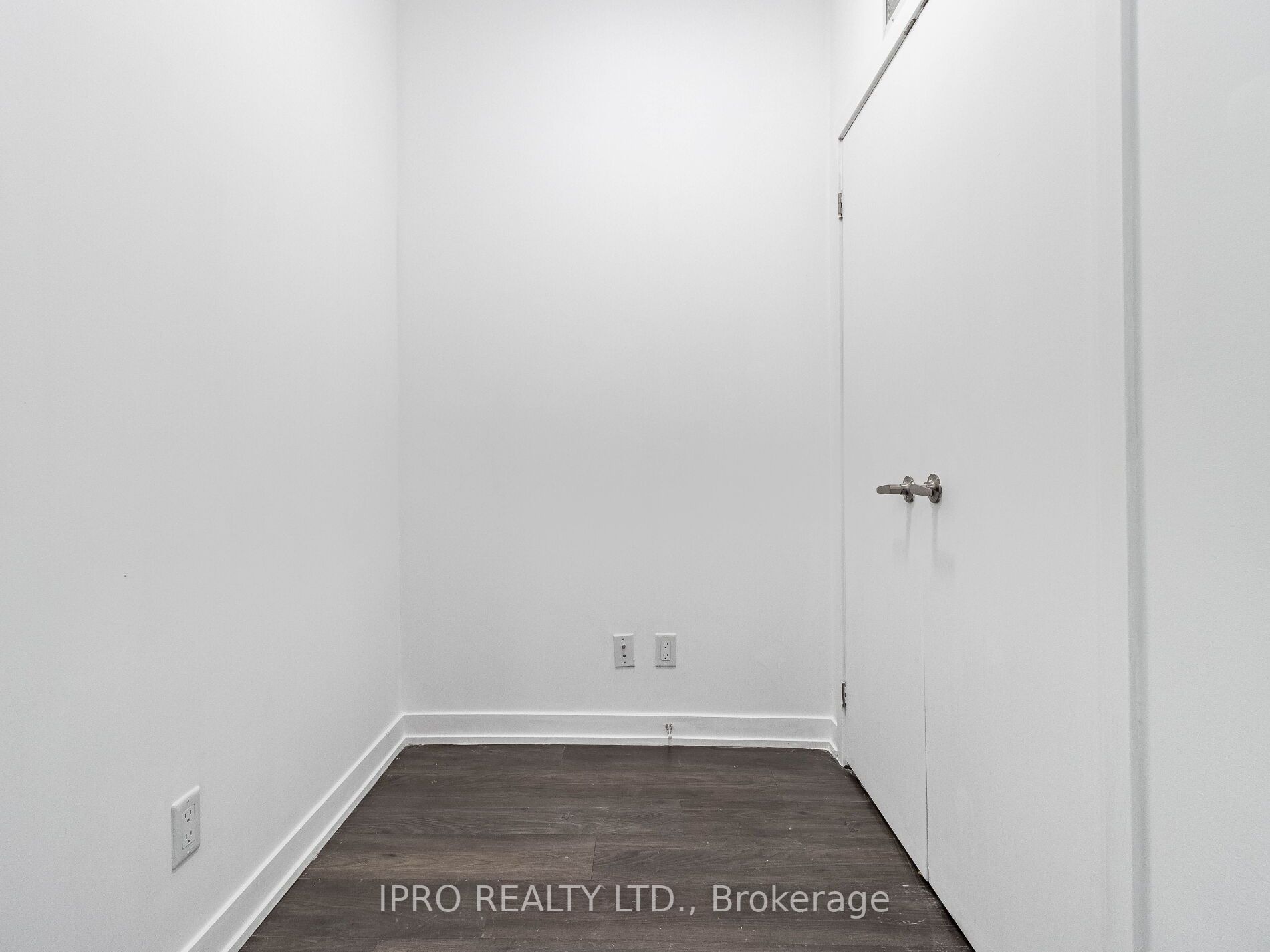 899 Queen St E, #207