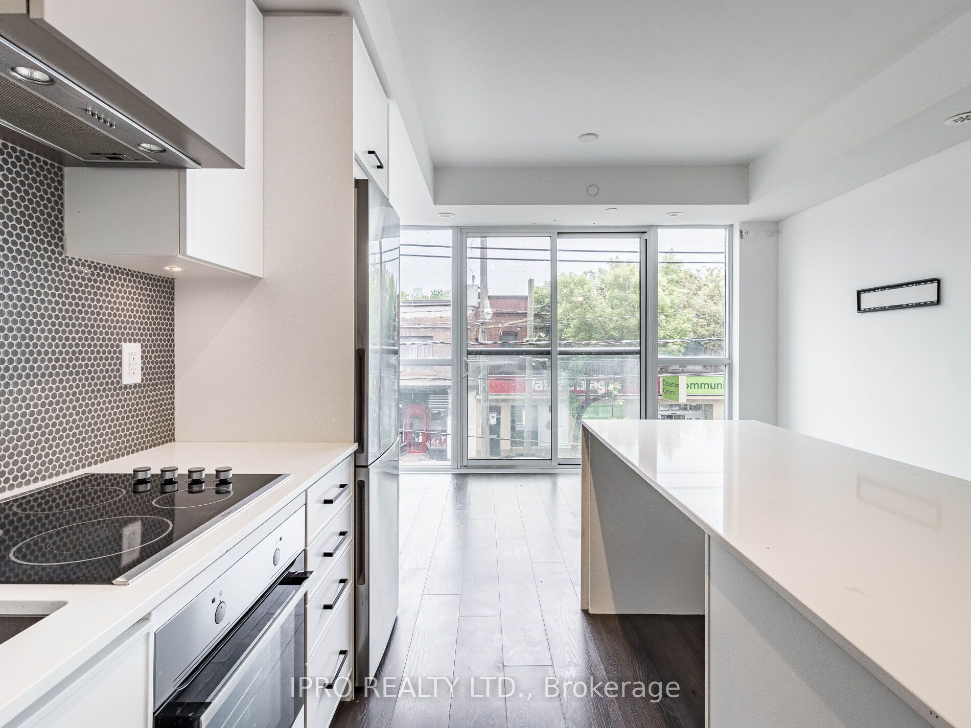 899 Queen St E, #207