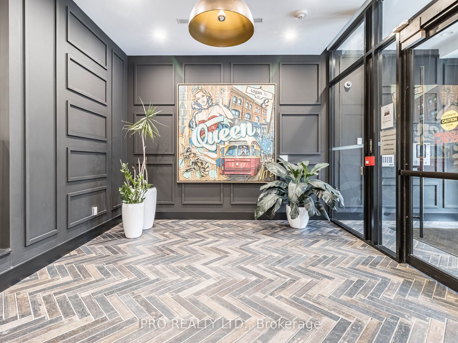 899 Queen St E, #207