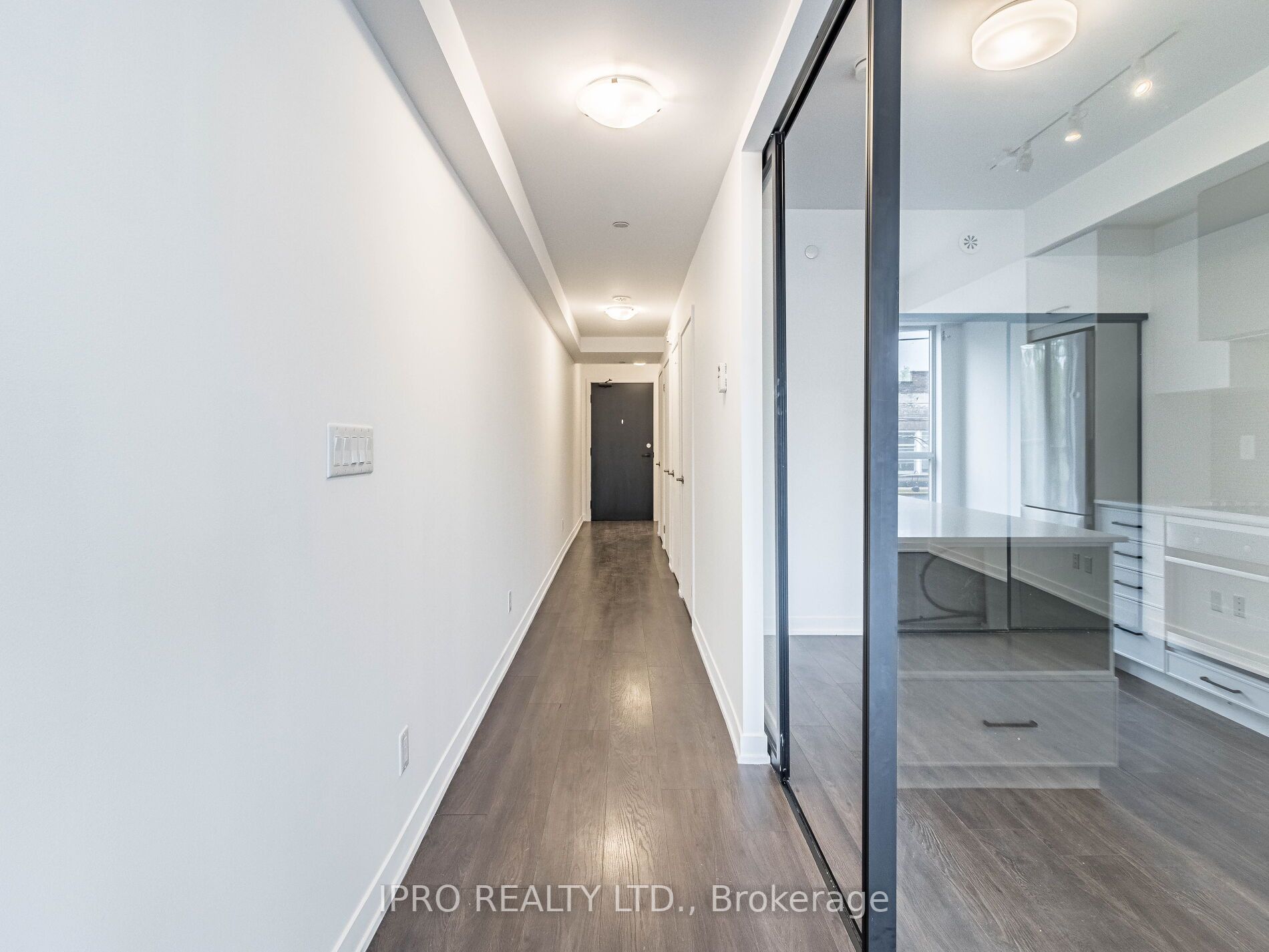 899 Queen St E, #207