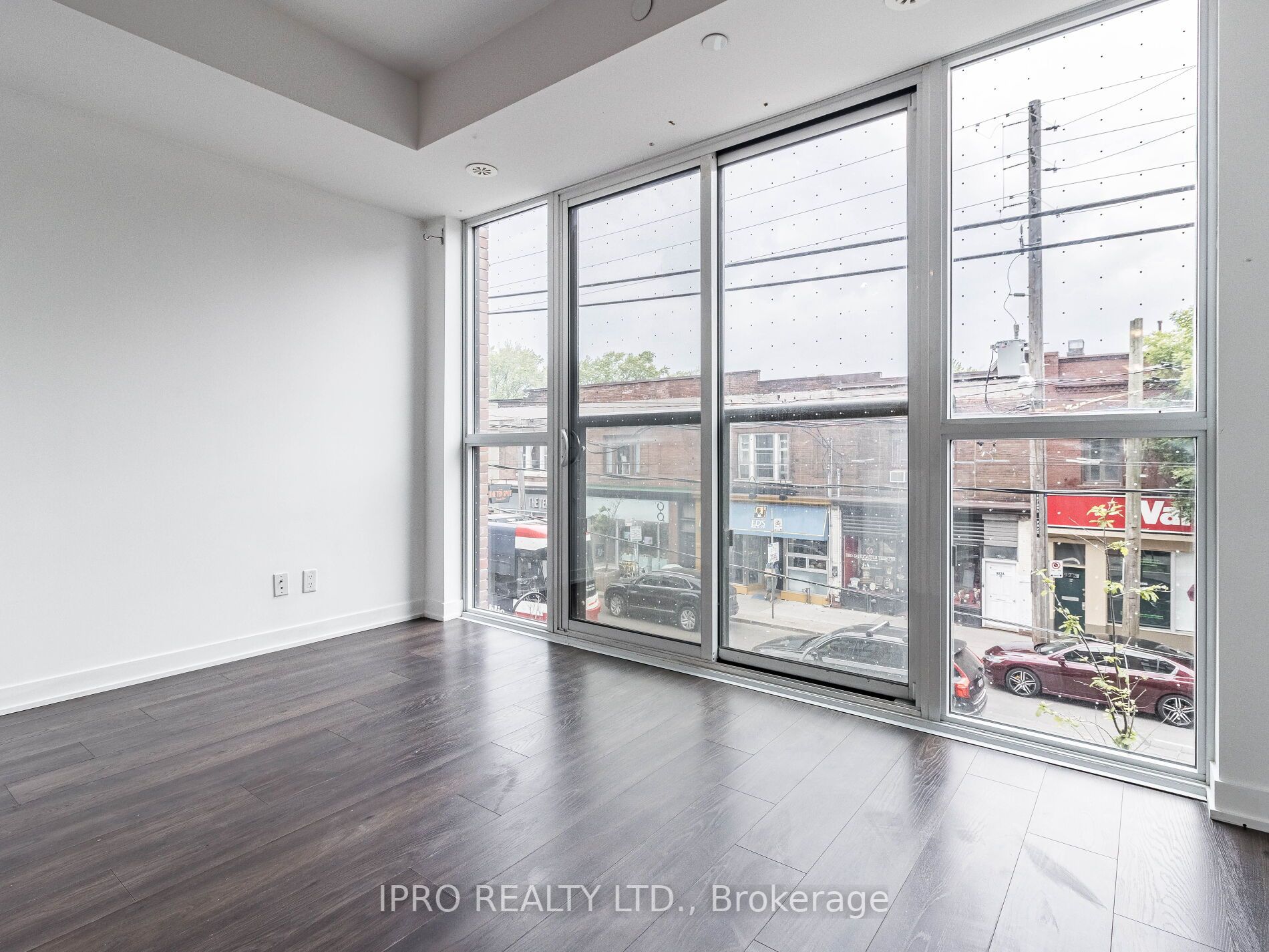 899 Queen St E, #207