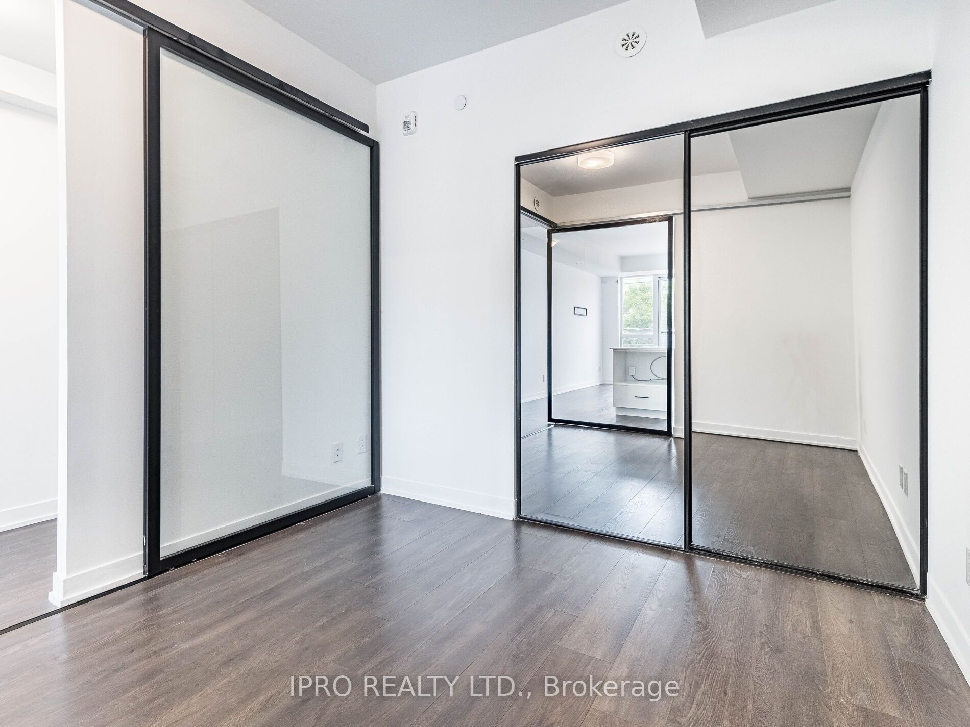 899 Queen St E, #207