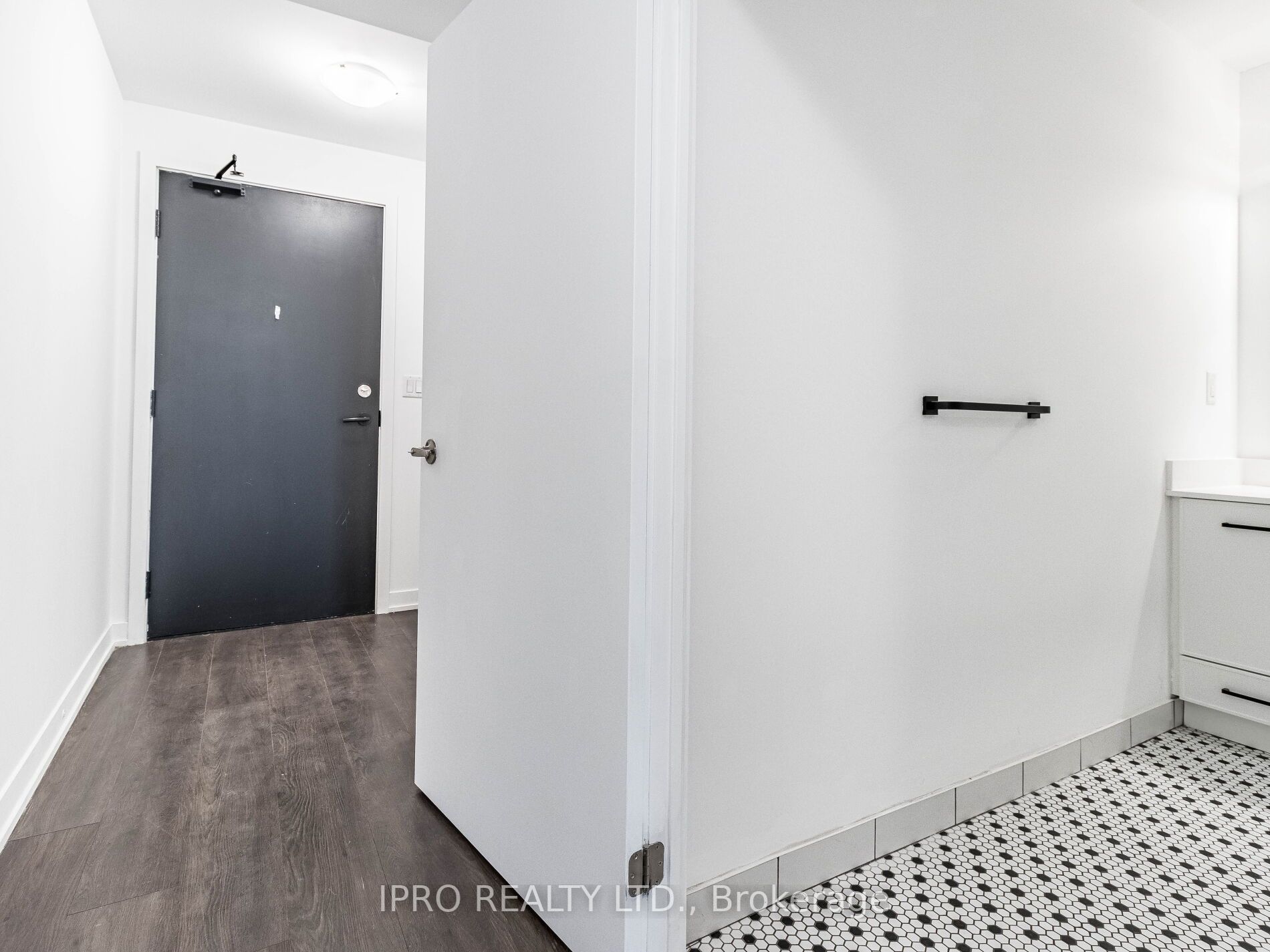 899 Queen St E, #207