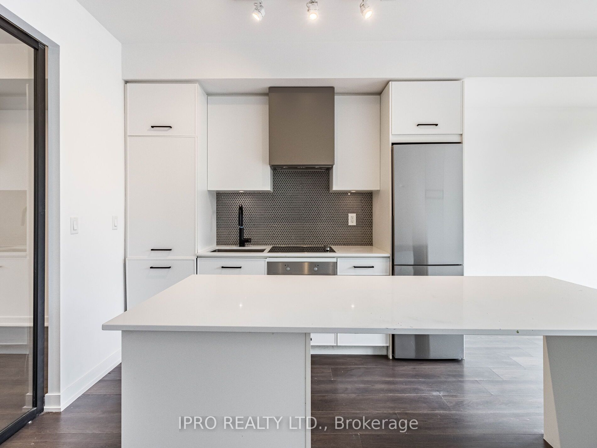 899 Queen St E, #207