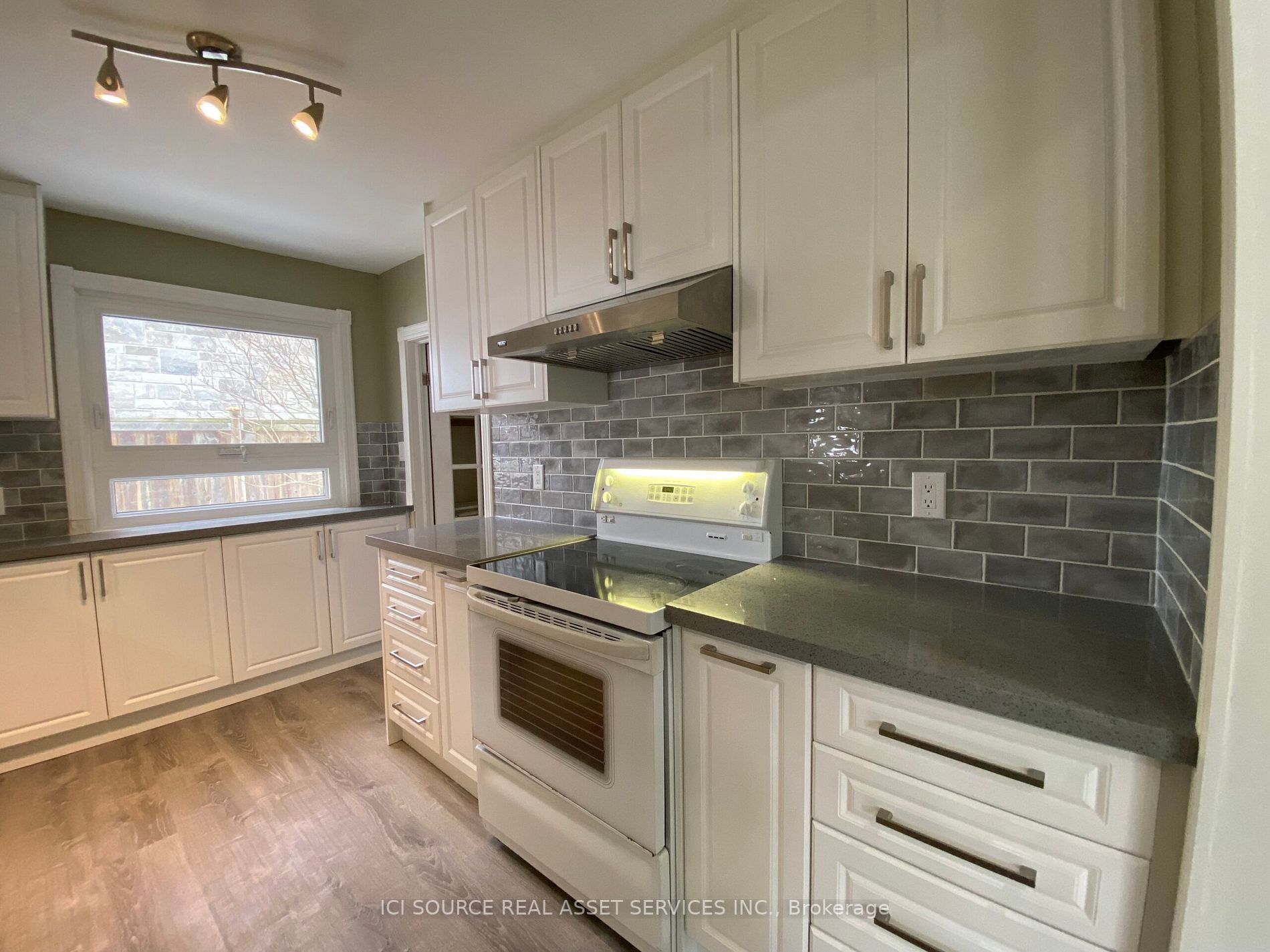 983 Pickering Beach Road S