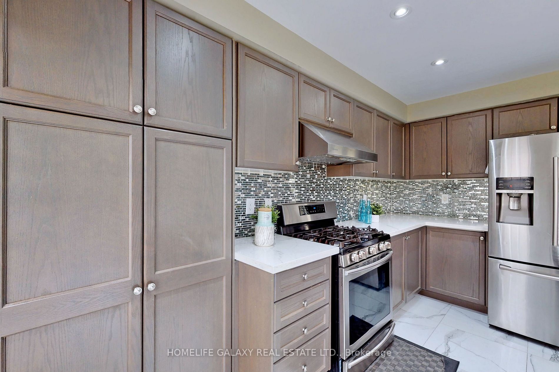 856 Audley Rd N