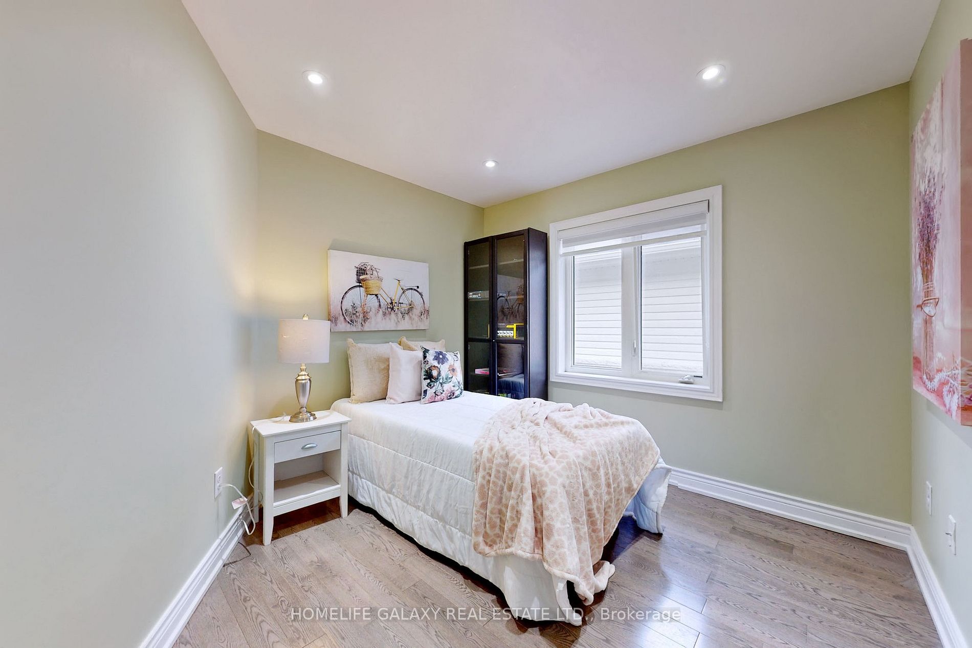 856 Audley Rd N