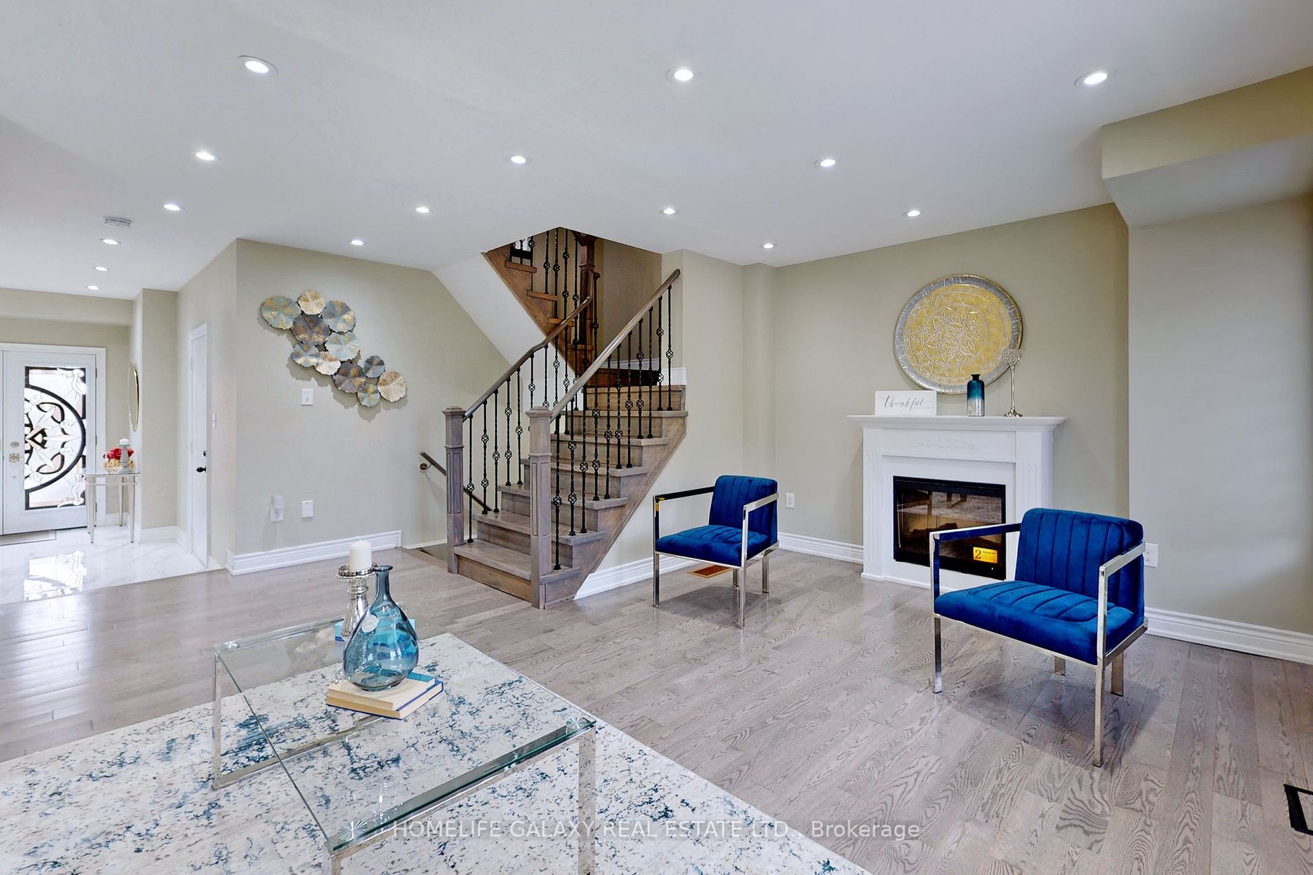 856 Audley Rd N