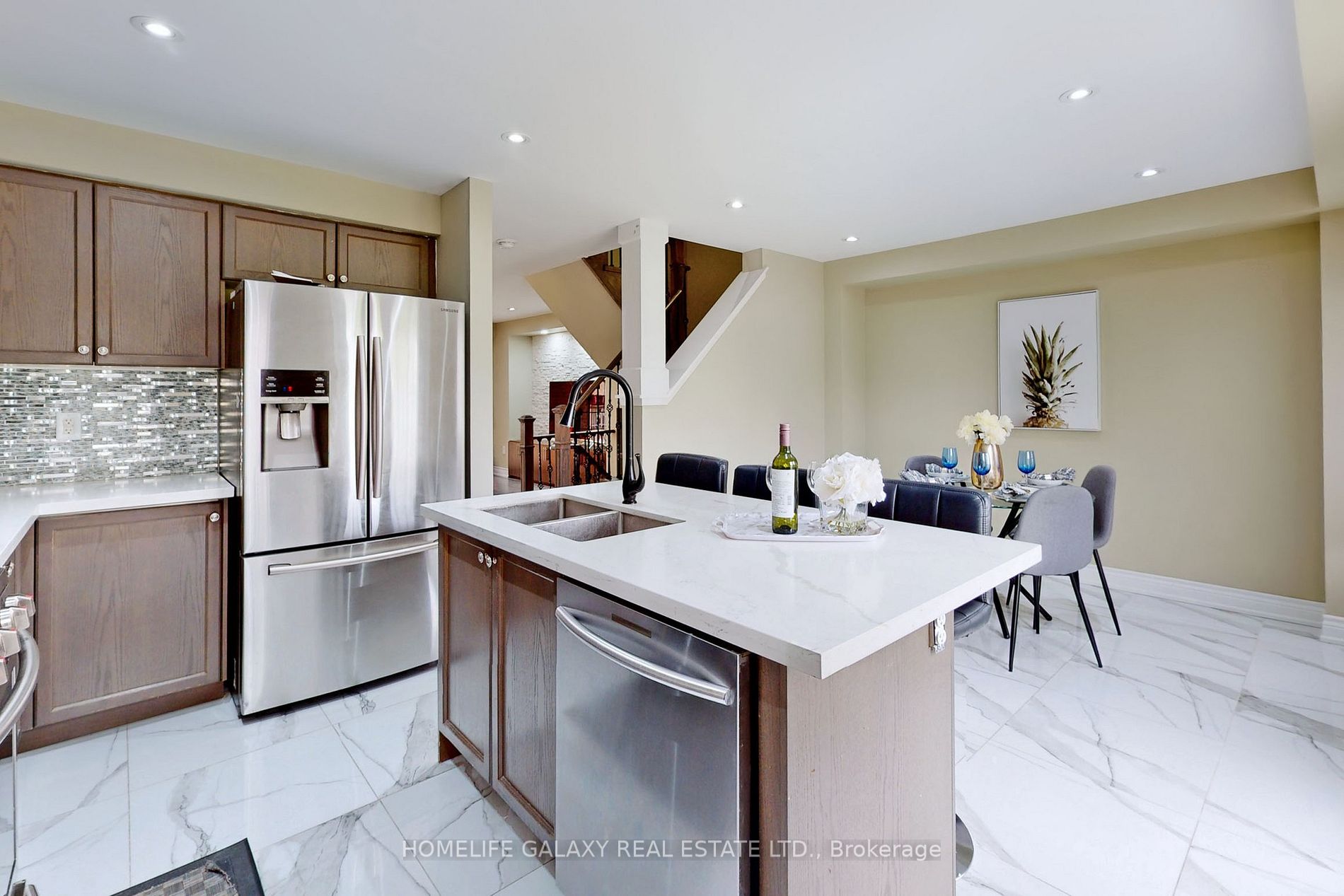 856 Audley Rd N